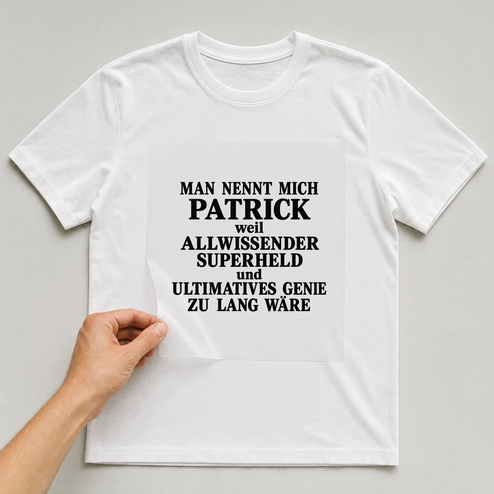 Bügelbild „Man nennt mich Patrick weil allwissender Superheld und ultimatives Genie zu“ auf weißem T-Shirt, Folie wird aufgelegt
