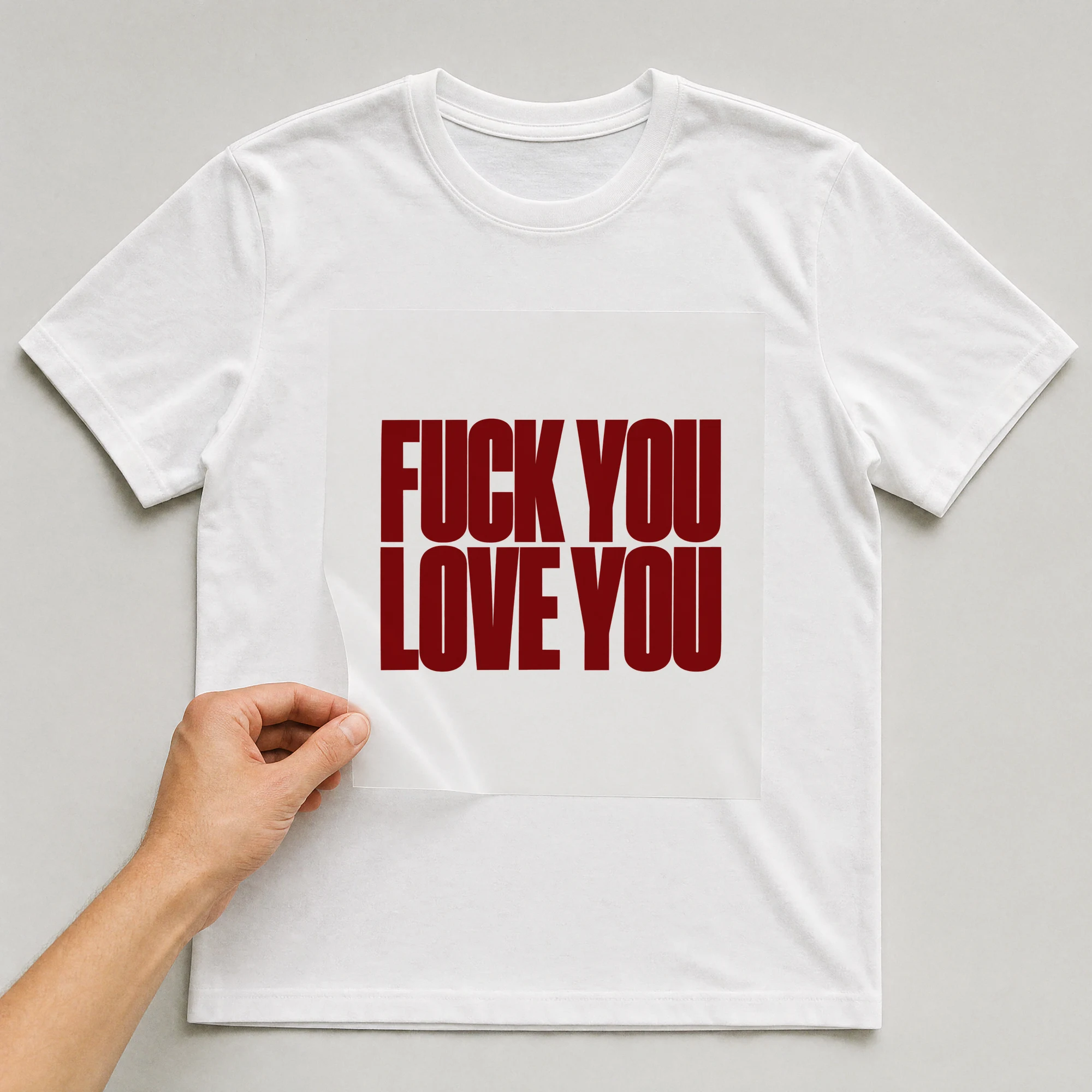 Bügelbild „F*ck You Love You“ auf weißem T-Shirt, Folie wird aufgelegt