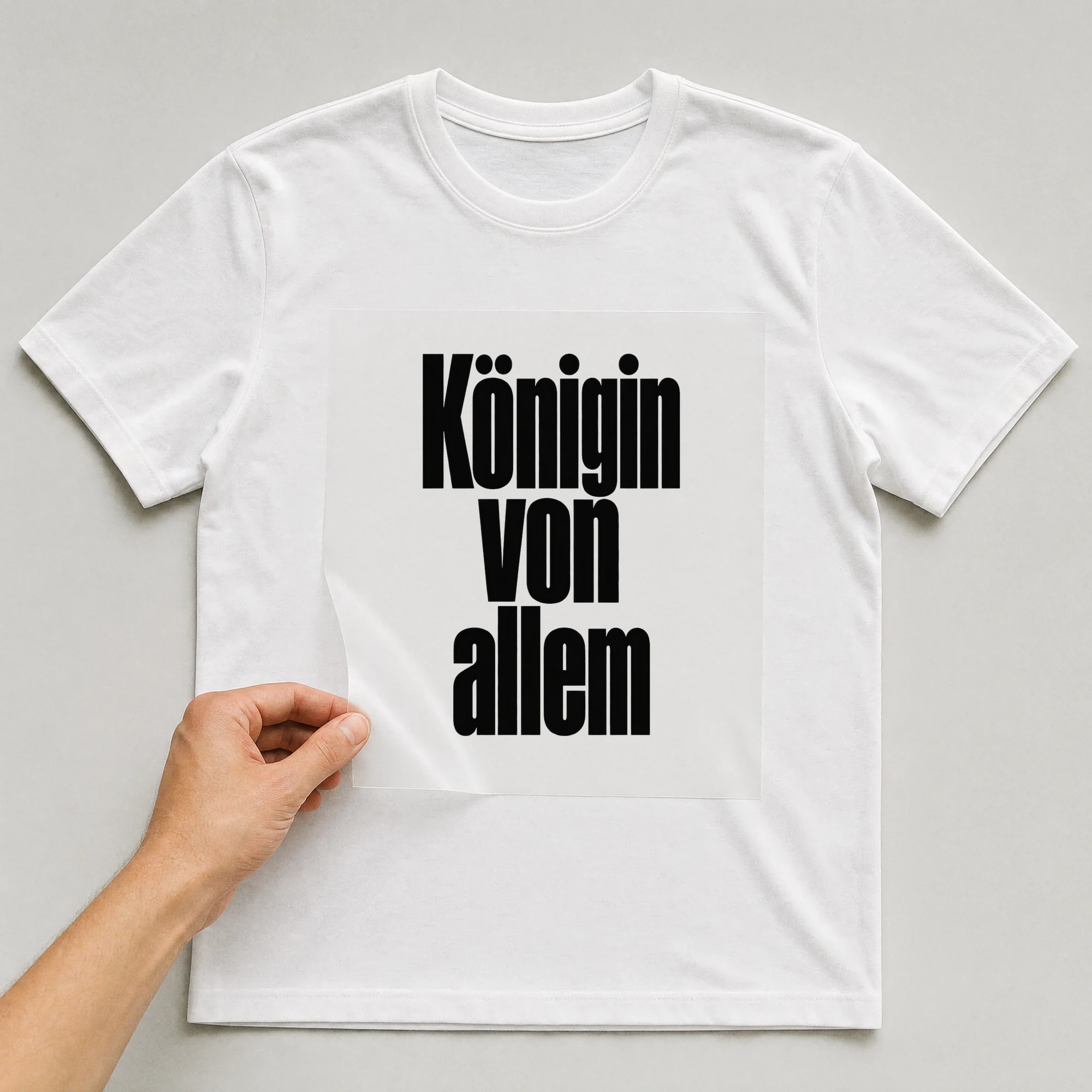 Bügelbild „Königin von allem“ auf weißem T-Shirt, Folie wird aufgelegt