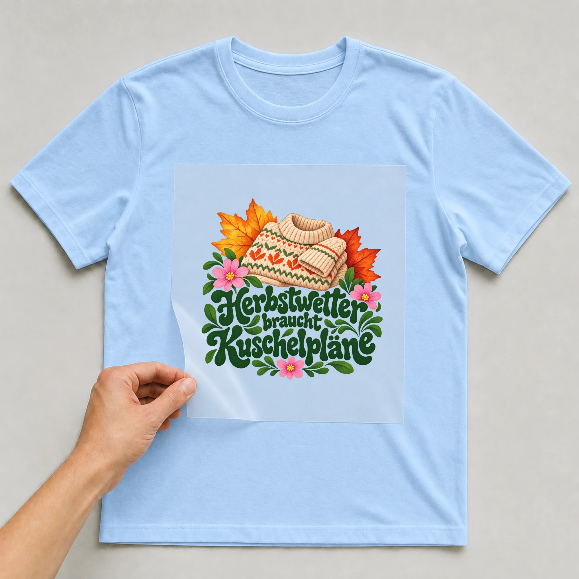 Bügelbild „Herbstwetter braucht Kuschelpläne“ auf babyblauem T-Shirt, Folie wird aufgelegt