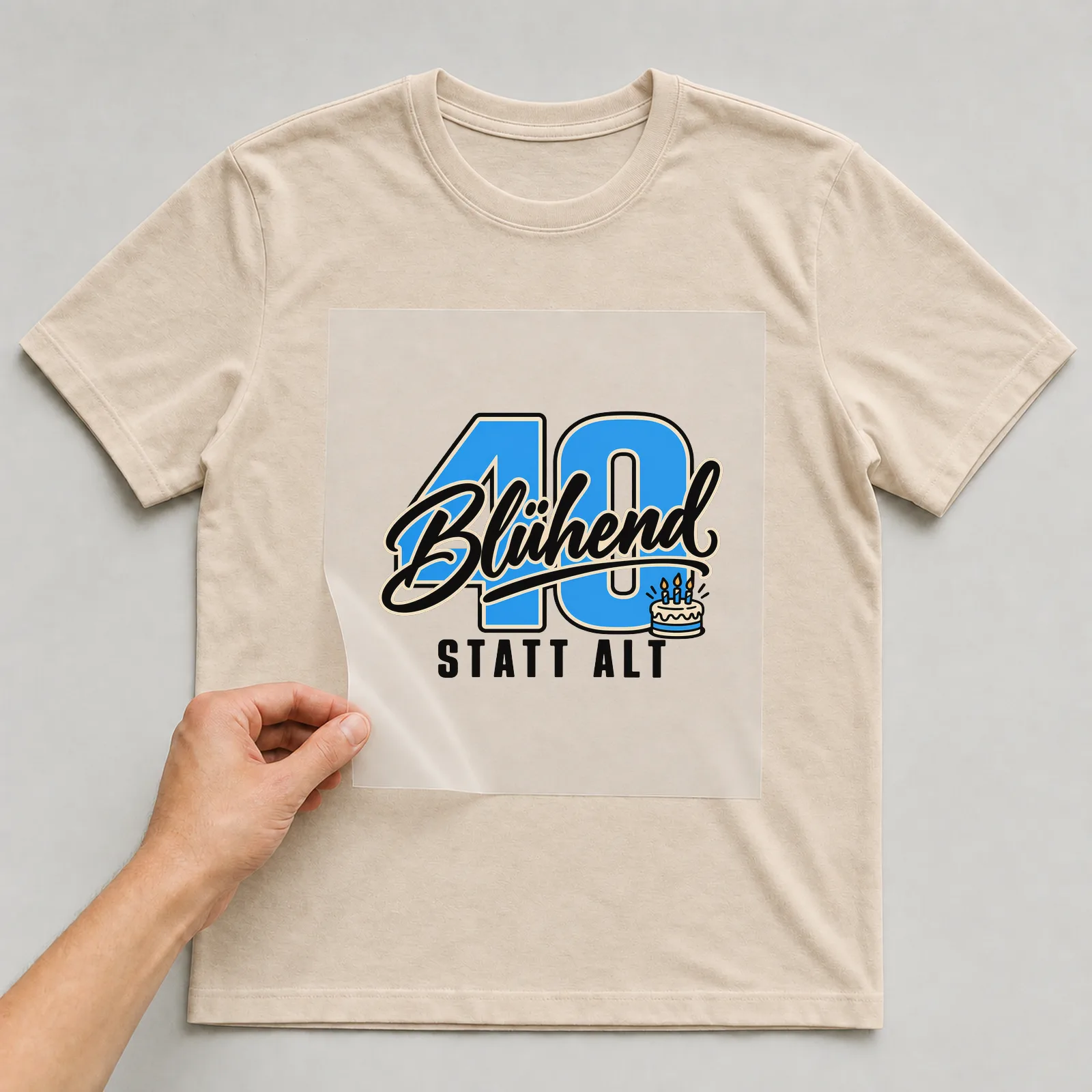 Bügelbild „40 Blühend statt alt“ auf beigem T-Shirt, Folie wird aufgelegt