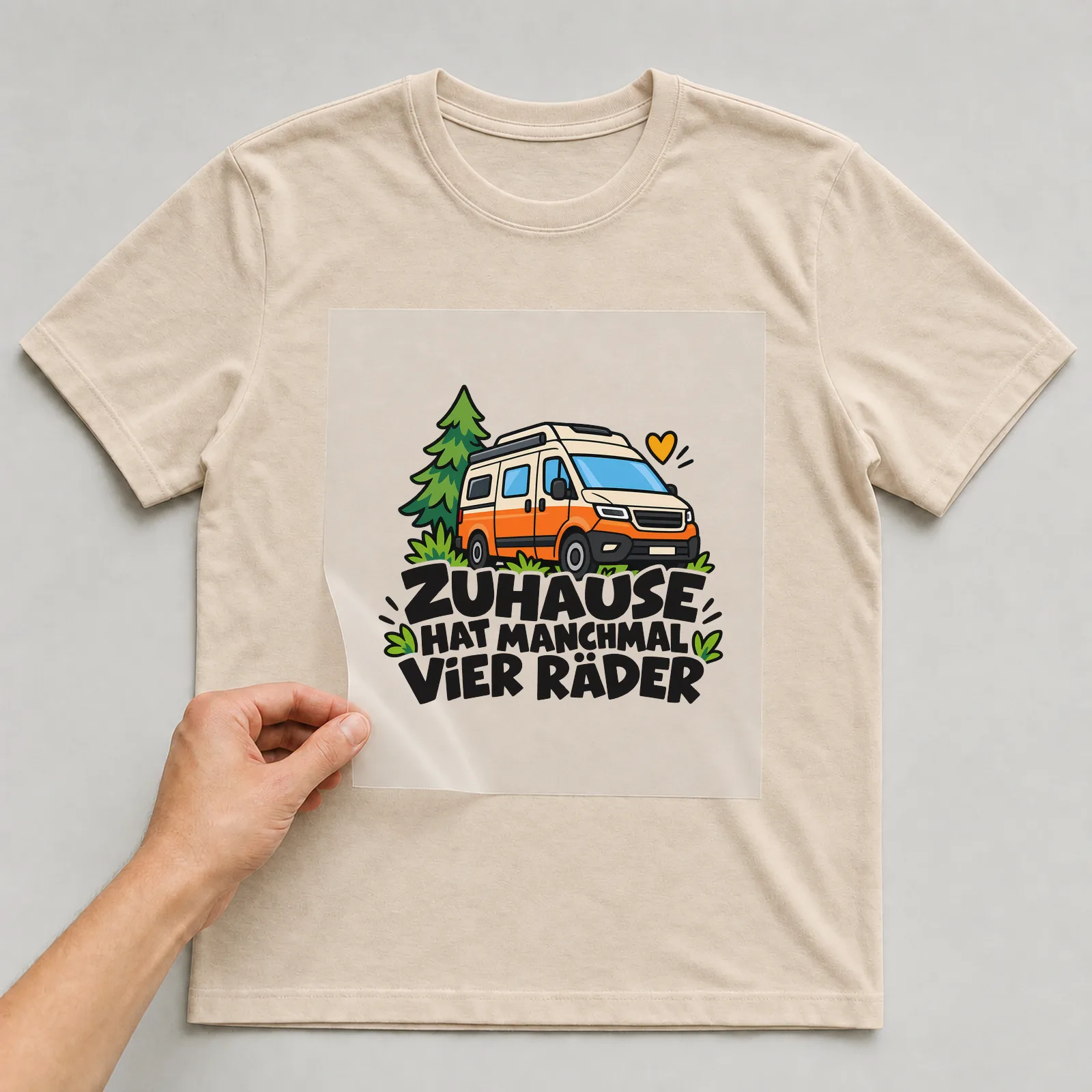 Bügelbild „Zuhause hat manchmal vier Räder“ auf beigem T-Shirt, Folie wird aufgelegt