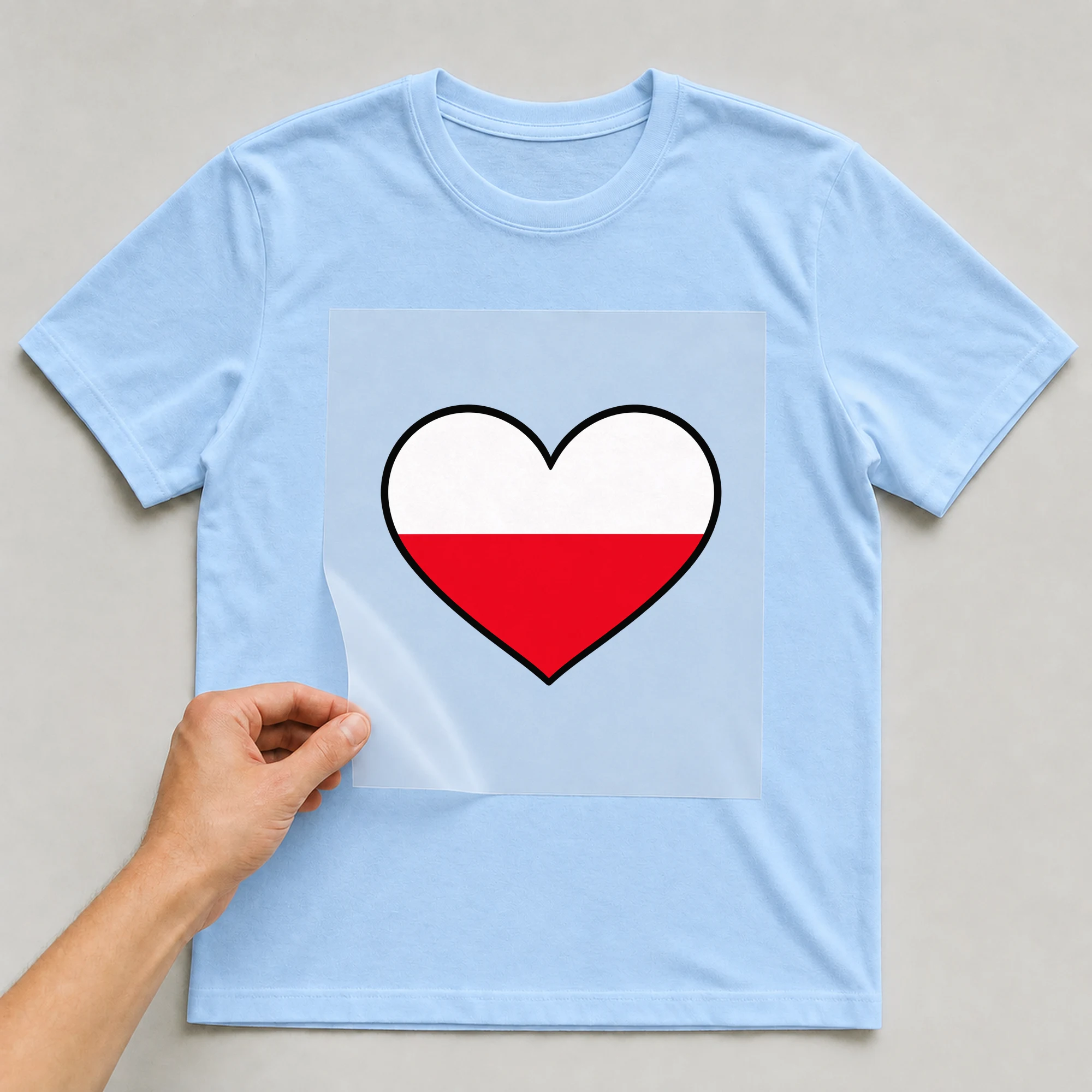 Bügelbild „Länder Flagge Polen“ auf babyblauem T-Shirt, Folie wird aufgelegt
