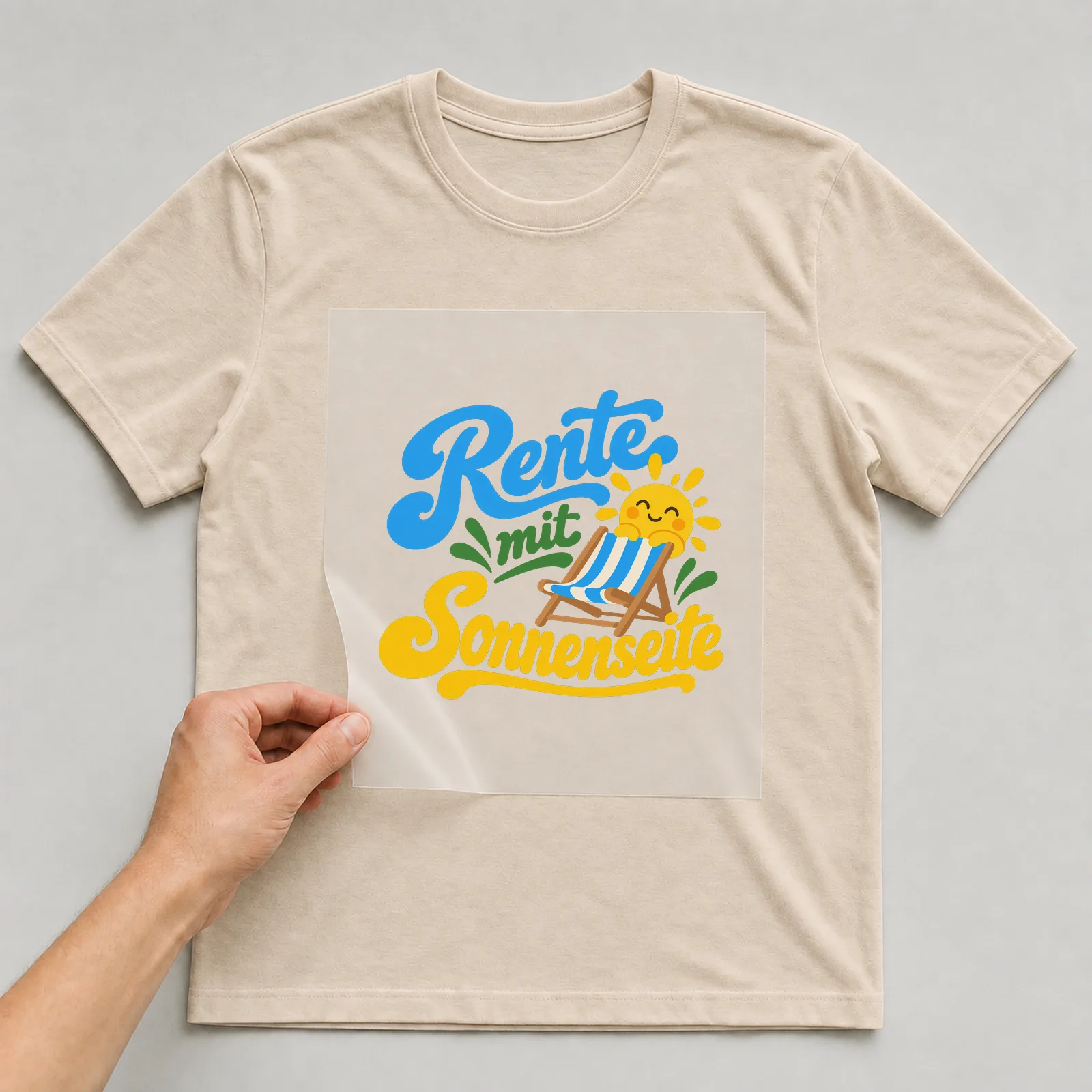 Bügelbild „Rente mit Sonnenseite“ auf beigem T-Shirt, Folie wird aufgelegt