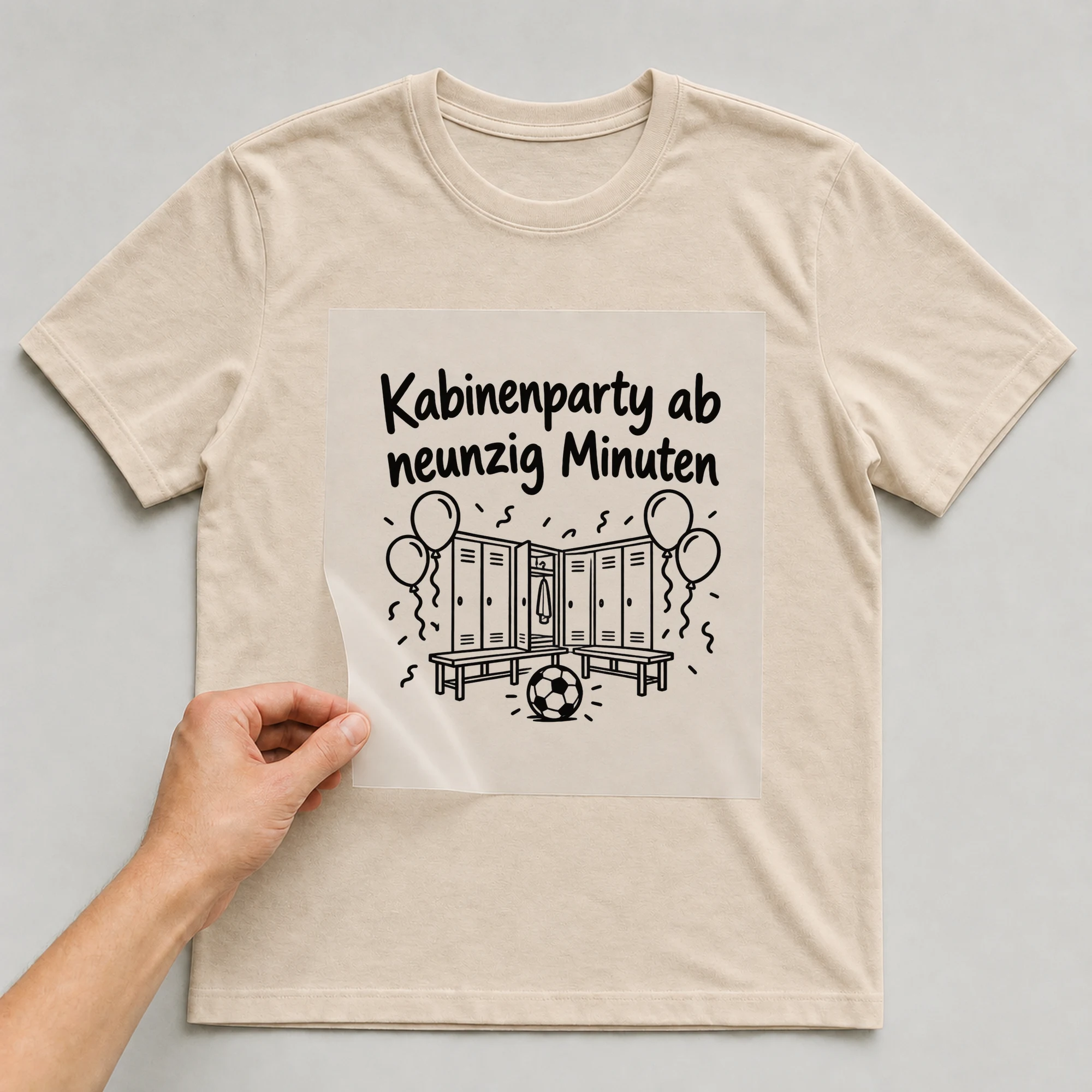 Bügelbild „Kabinenparty ab neunzig Minuten“ auf beigem T-Shirt, Folie wird aufgelegt