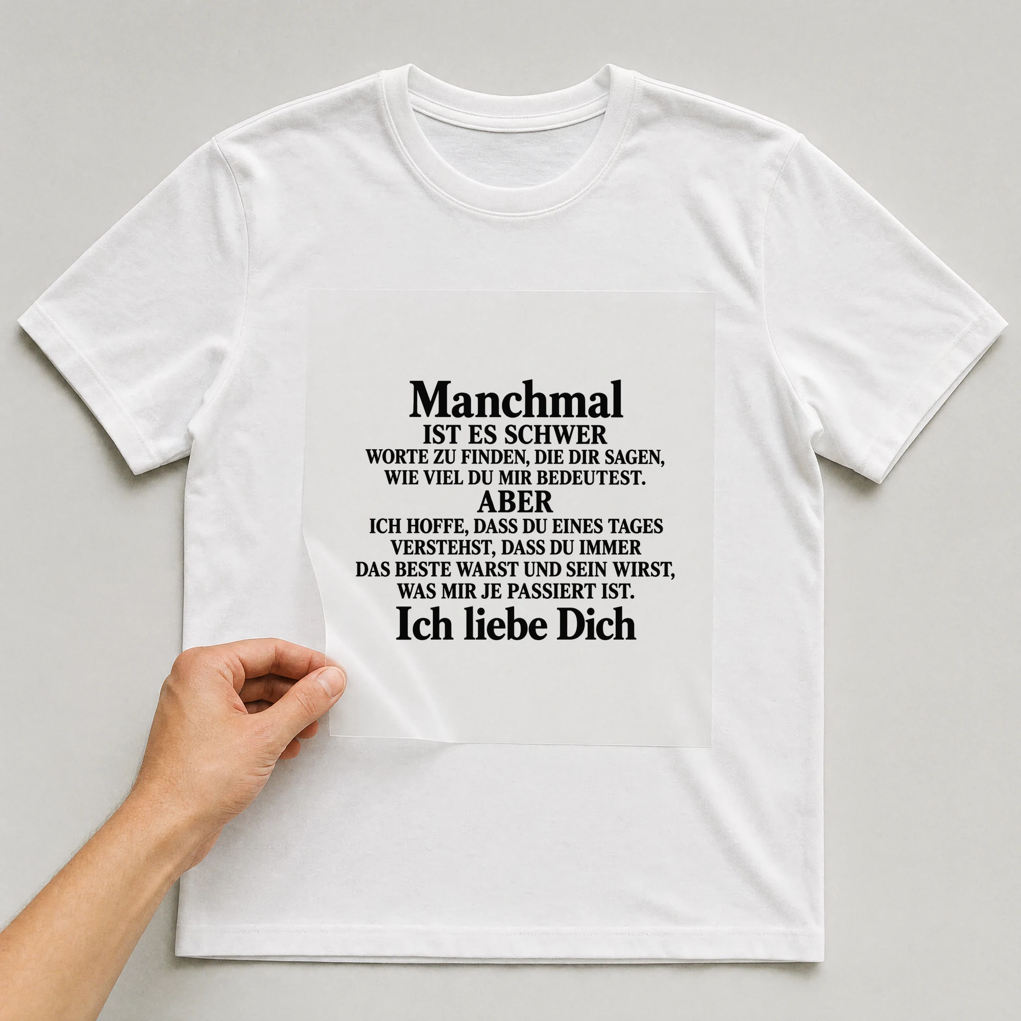 Bügelbild „Manchmal ist es schwer Worte zu finden, die dir sagen, wie viel du mir“ auf weißem T-Shirt, Folie wird aufgelegt
