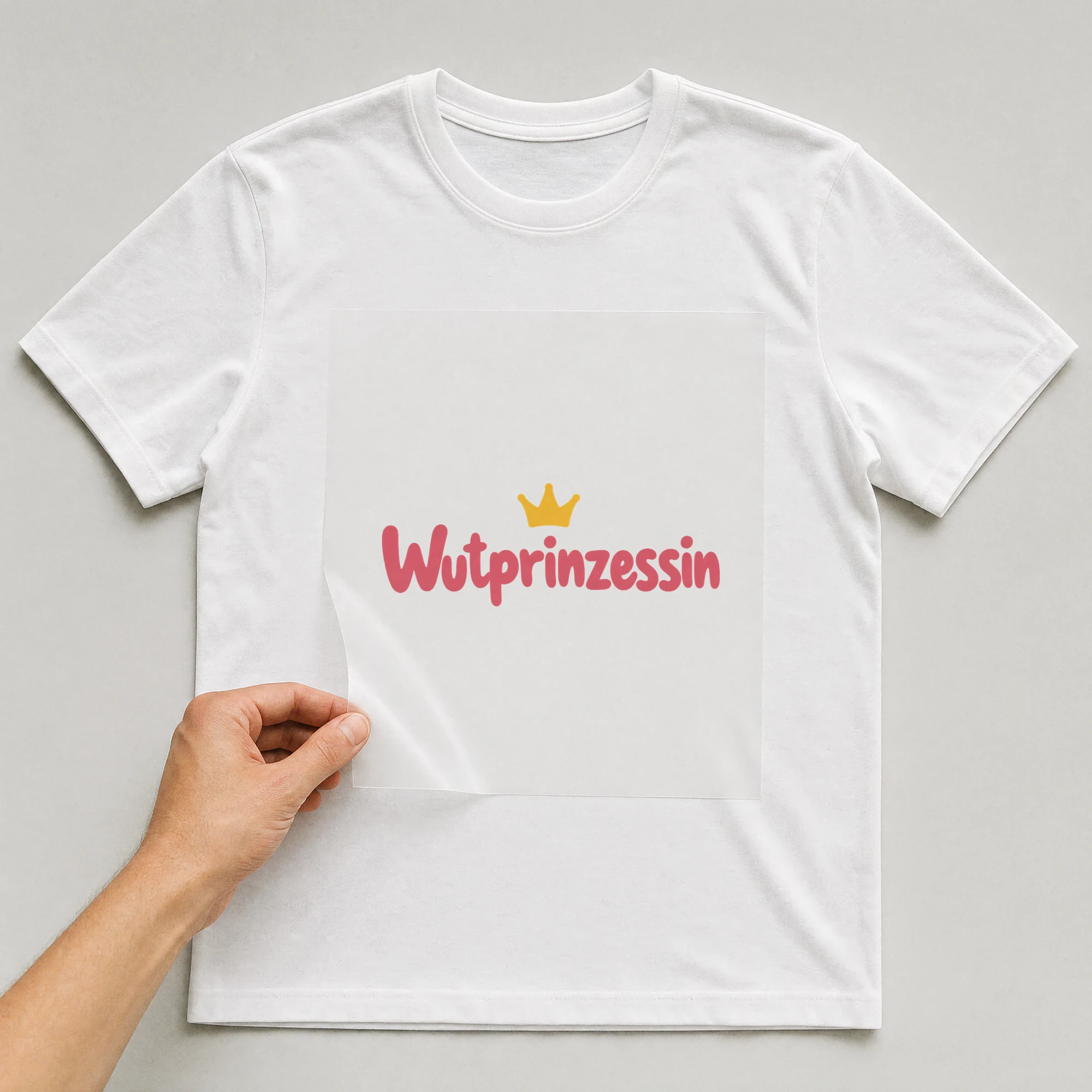 Bügelbild „Wutprinzessin“ auf weißem T-Shirt, Folie wird aufgelegt