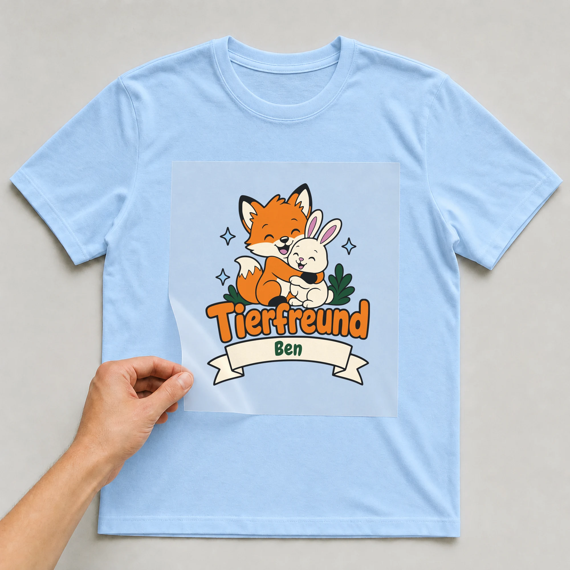 Bügelbild Tierfreund mit Name auf hellblauem T-Shirt, Folie wird aufgelegt