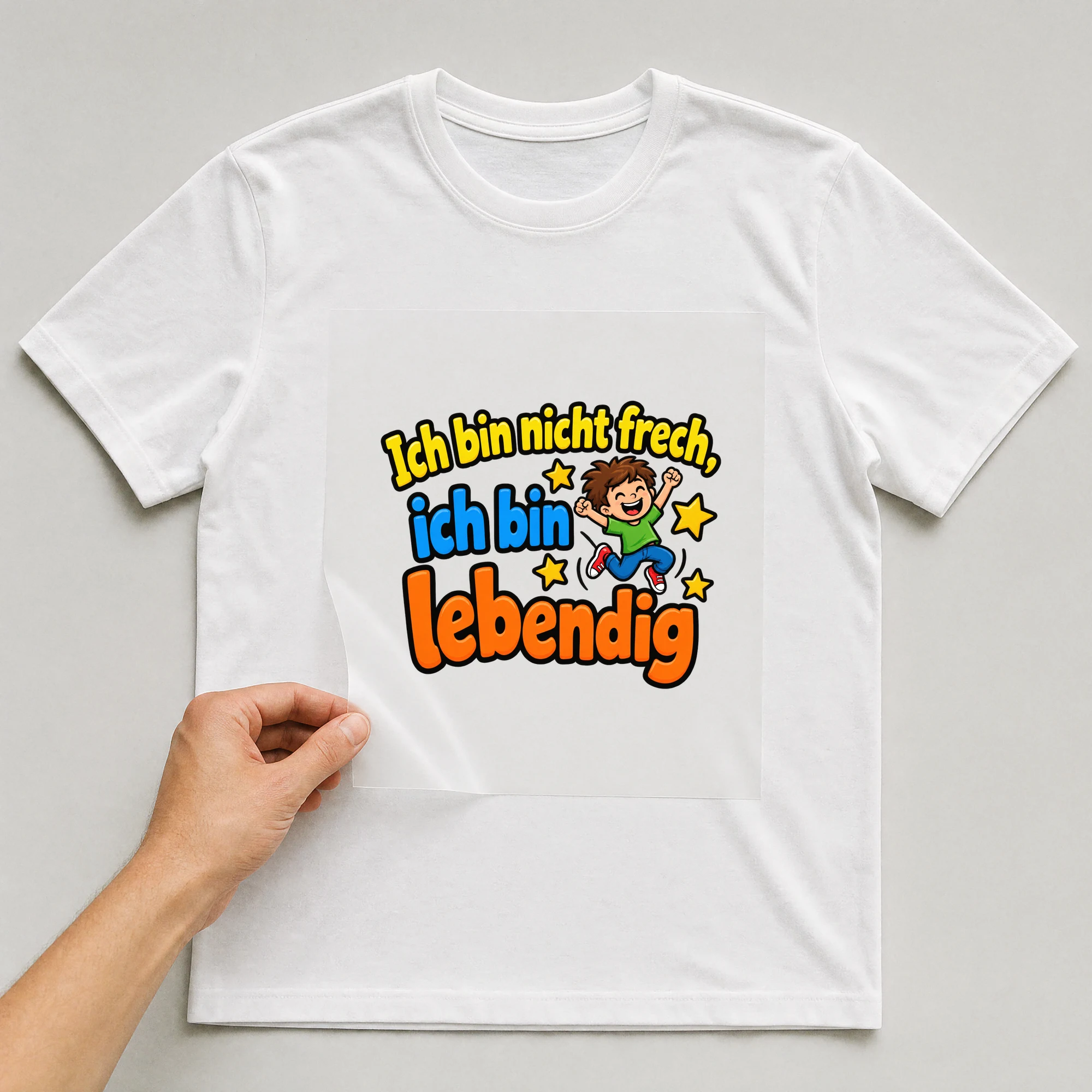Bügelbild „Ich bin nicht frech, ich bin lebendig“ auf weißem T-Shirt, Folie wird aufgelegt