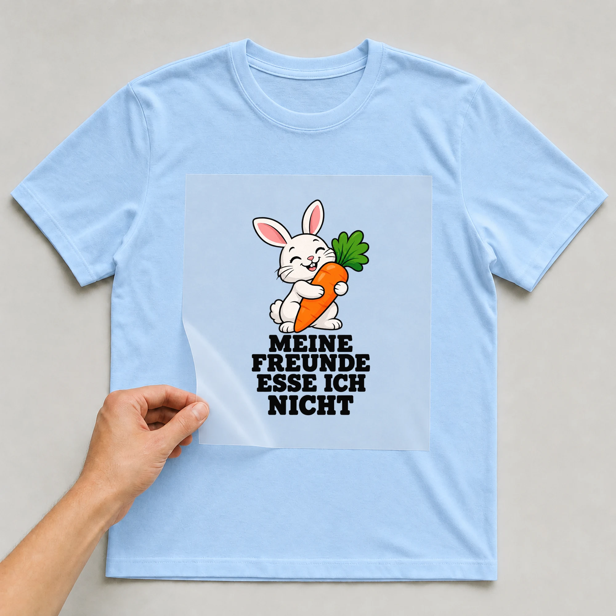 Bügelbild „Meine Freunde esse ich nicht“ auf babyblauem T-Shirt, Folie wird aufgelegt