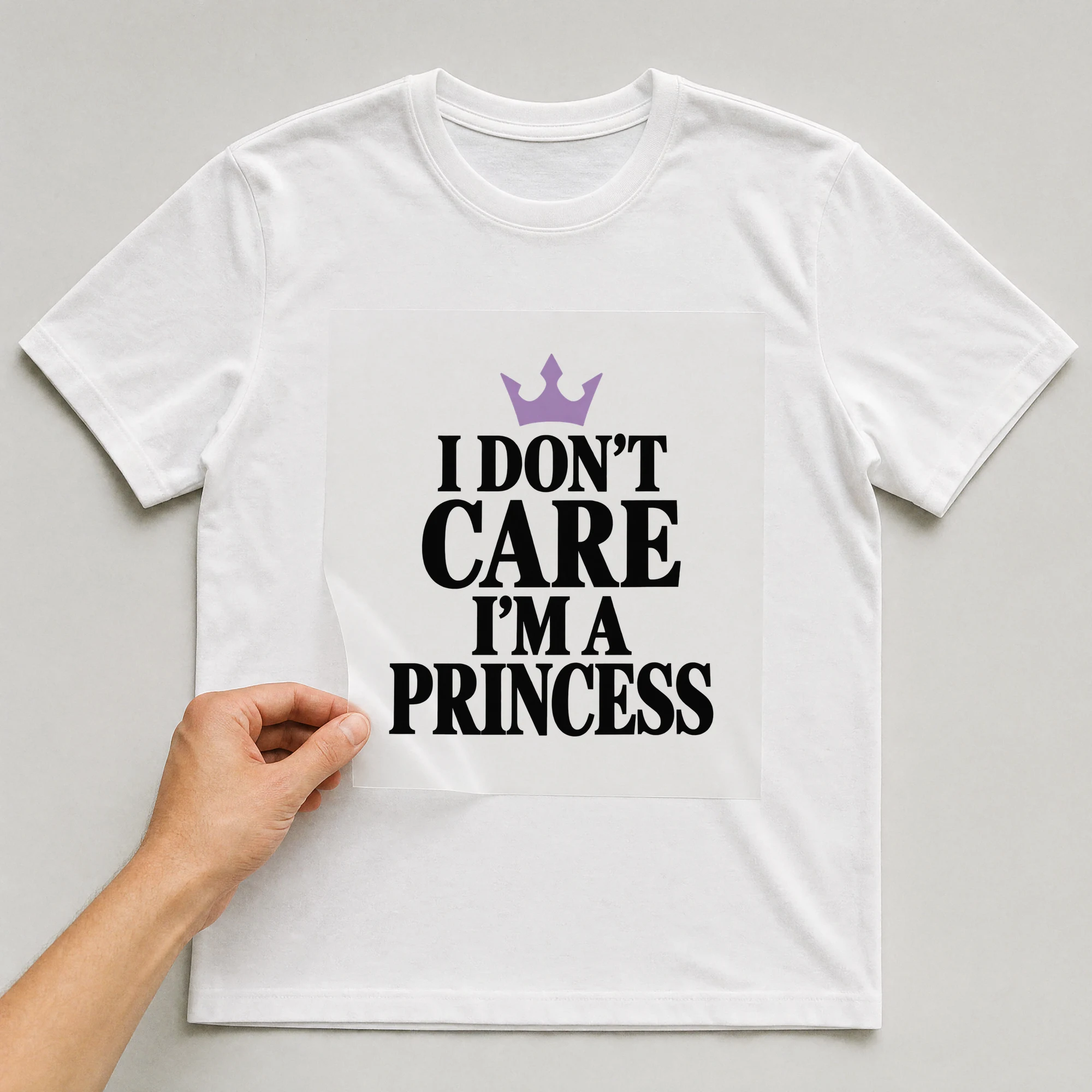 Bügelbild „I Don't Care I'm A Princess“ auf weißem T-Shirt, Folie wird aufgelegt