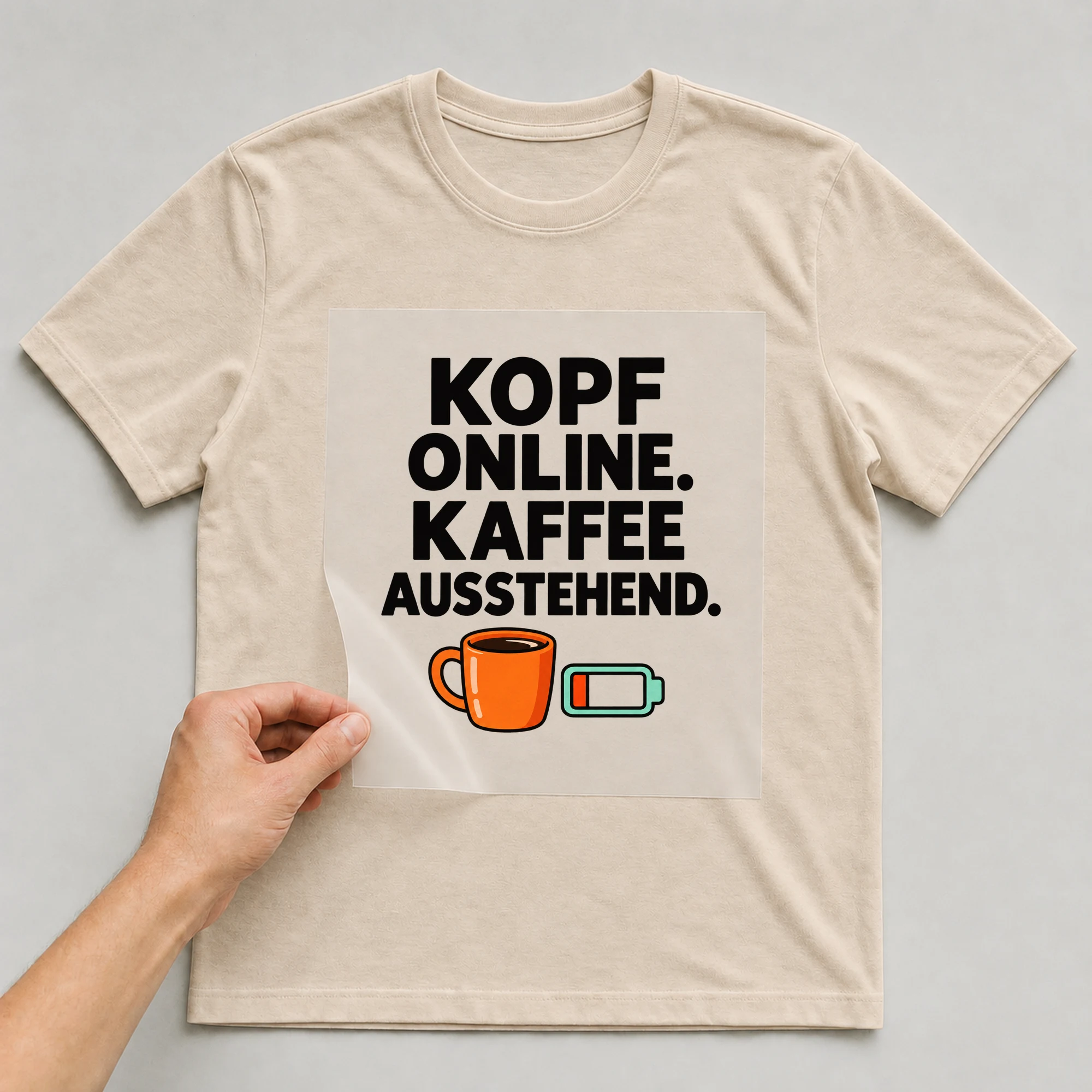 Bügelbild „KOPF ONLINE. KAFFEE AUSSTEHEND.“ auf beigem T-Shirt, Folie wird aufgelegt