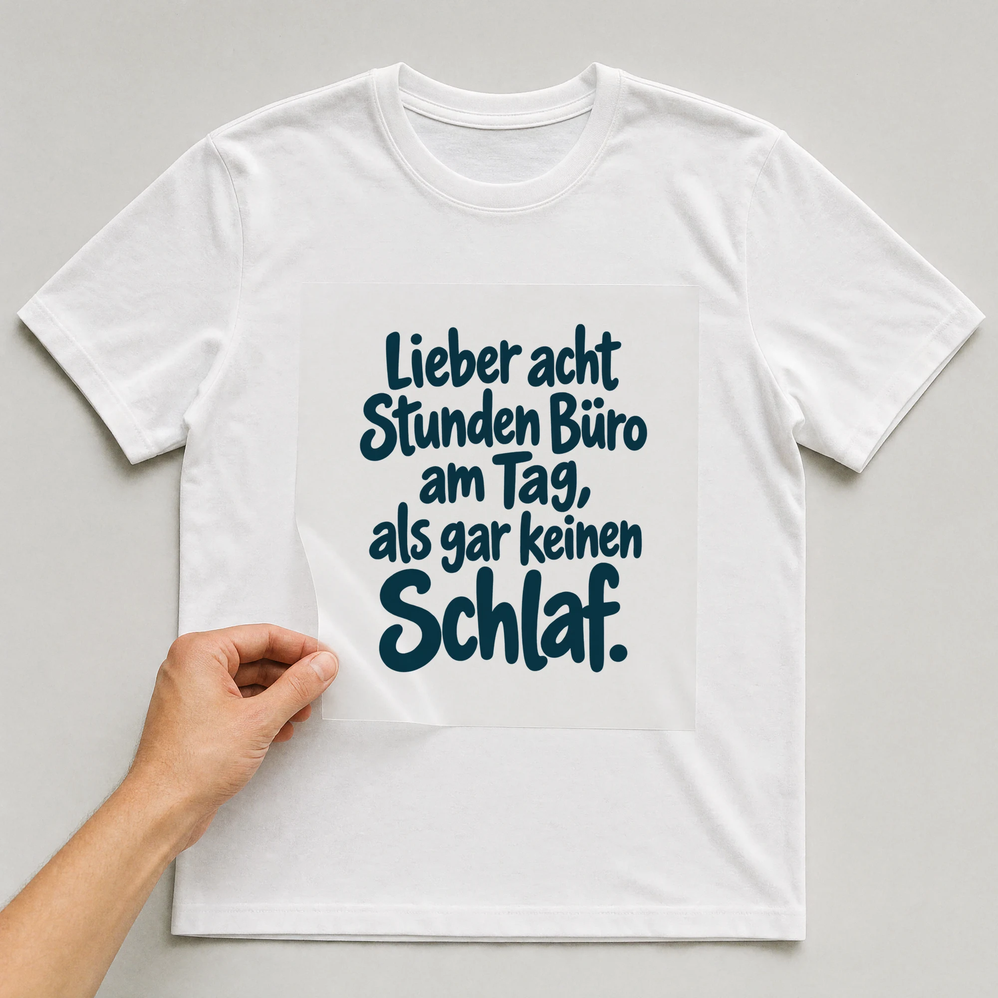 Bügelbild „Lieber acht Stunden Büro am Tag, als gar keinen Schlaf.“ auf weißem T-Shirt, Folie wird aufgelegt
