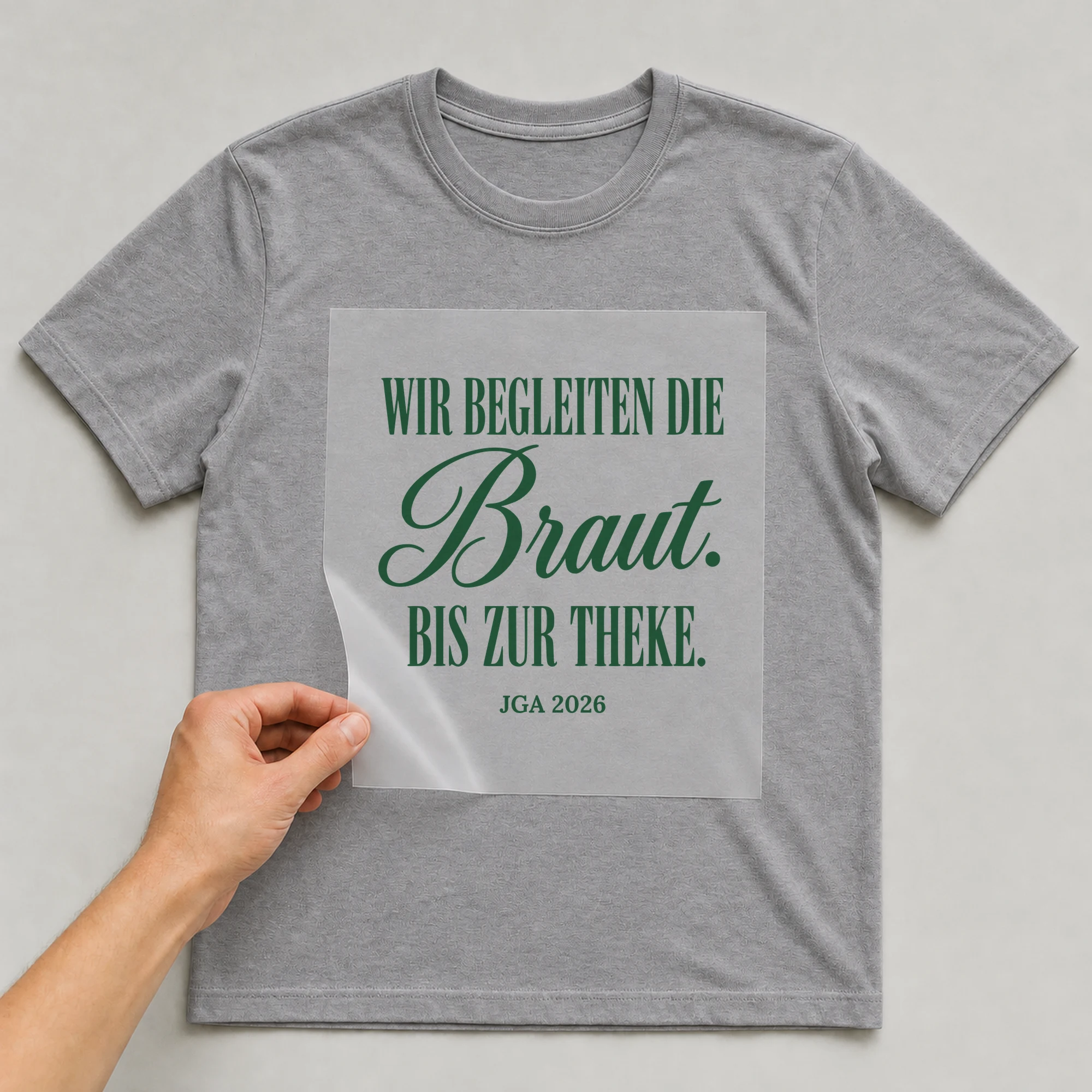 Bügelbild Wir begleiten die Braut. Bis zur Theke. auf grauem T-Shirt, Folie wird aufgelegt