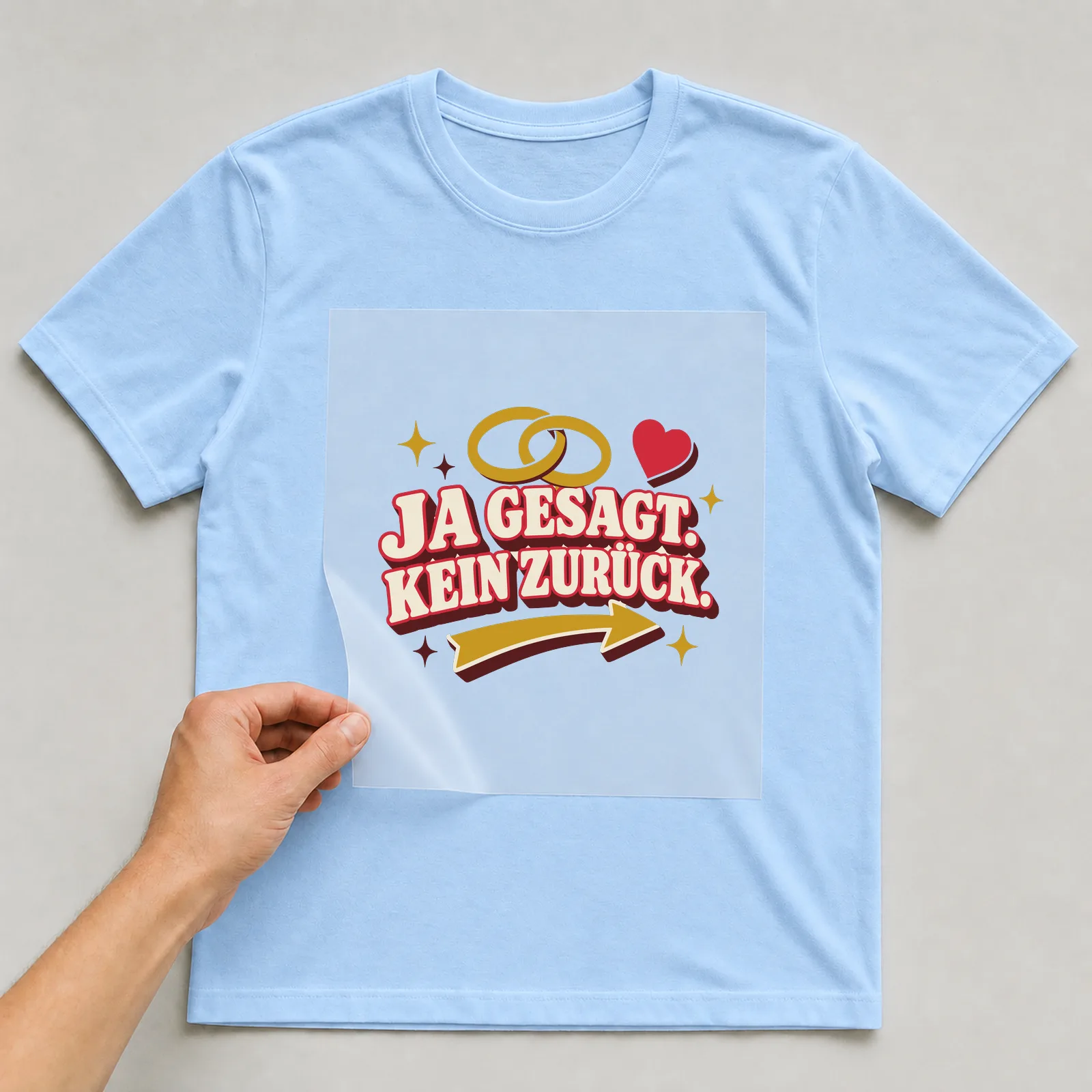 Bügelbild Ja gesagt. Kein Zurück. auf hellblauem T-Shirt, Folie wird aufgelegt