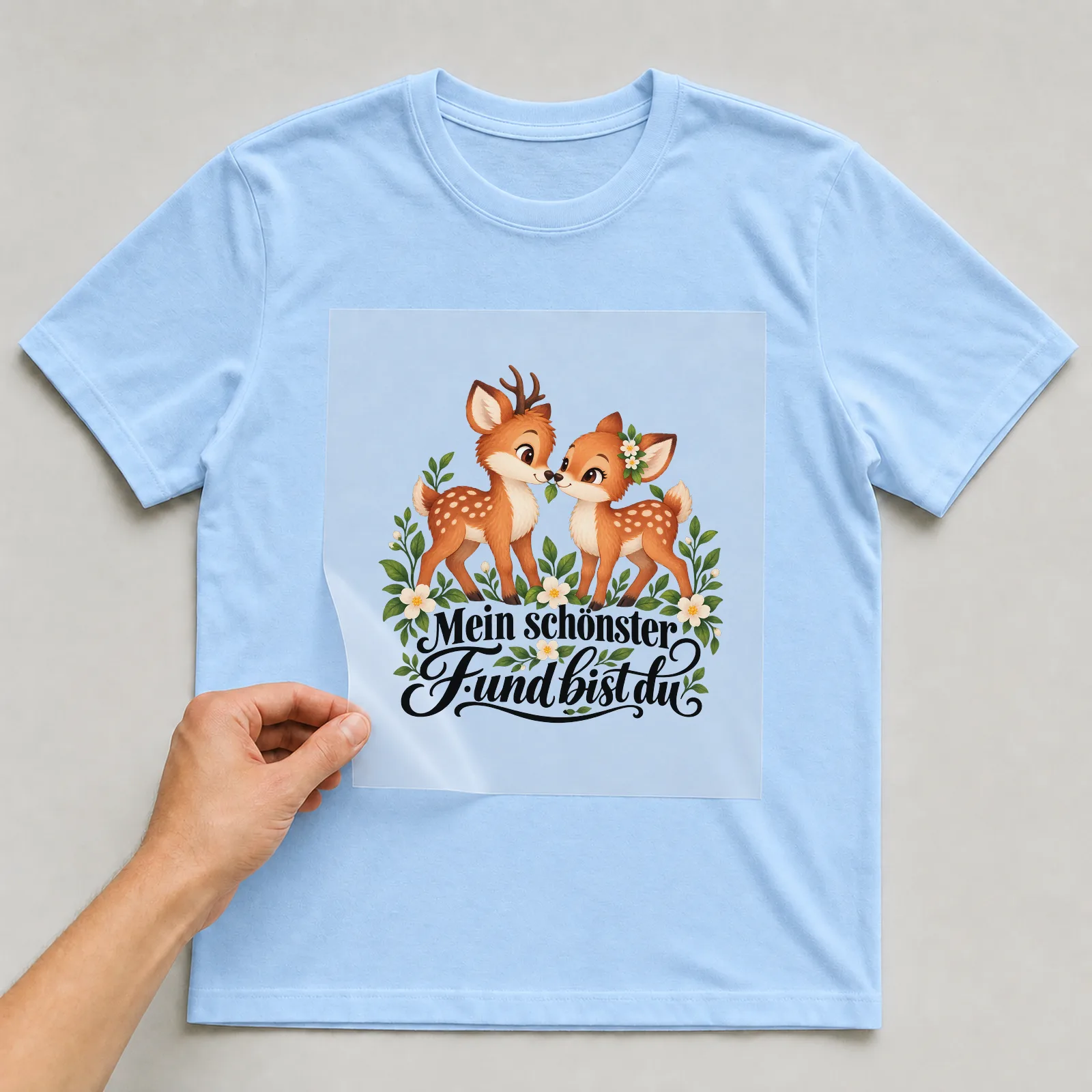 Bügelbild „Mein schönster Fund bist du“ auf hellblauem T-Shirt, Folie wird aufgelegt