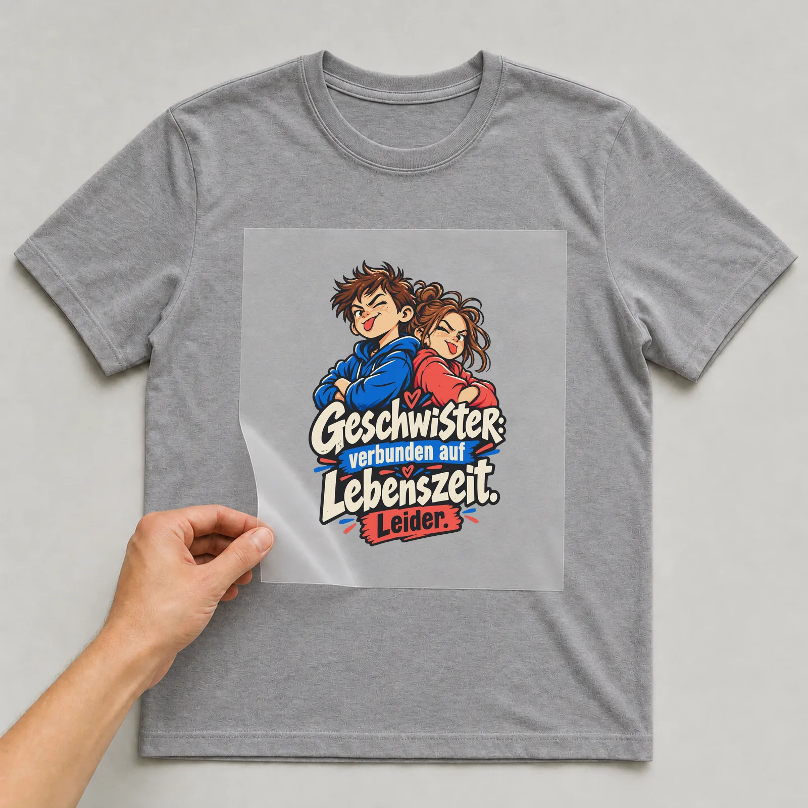 Bügelbild Geschwister: verbunden auf Lebenszeit. Leider. auf grauem T-Shirt, Folie wird aufgelegt