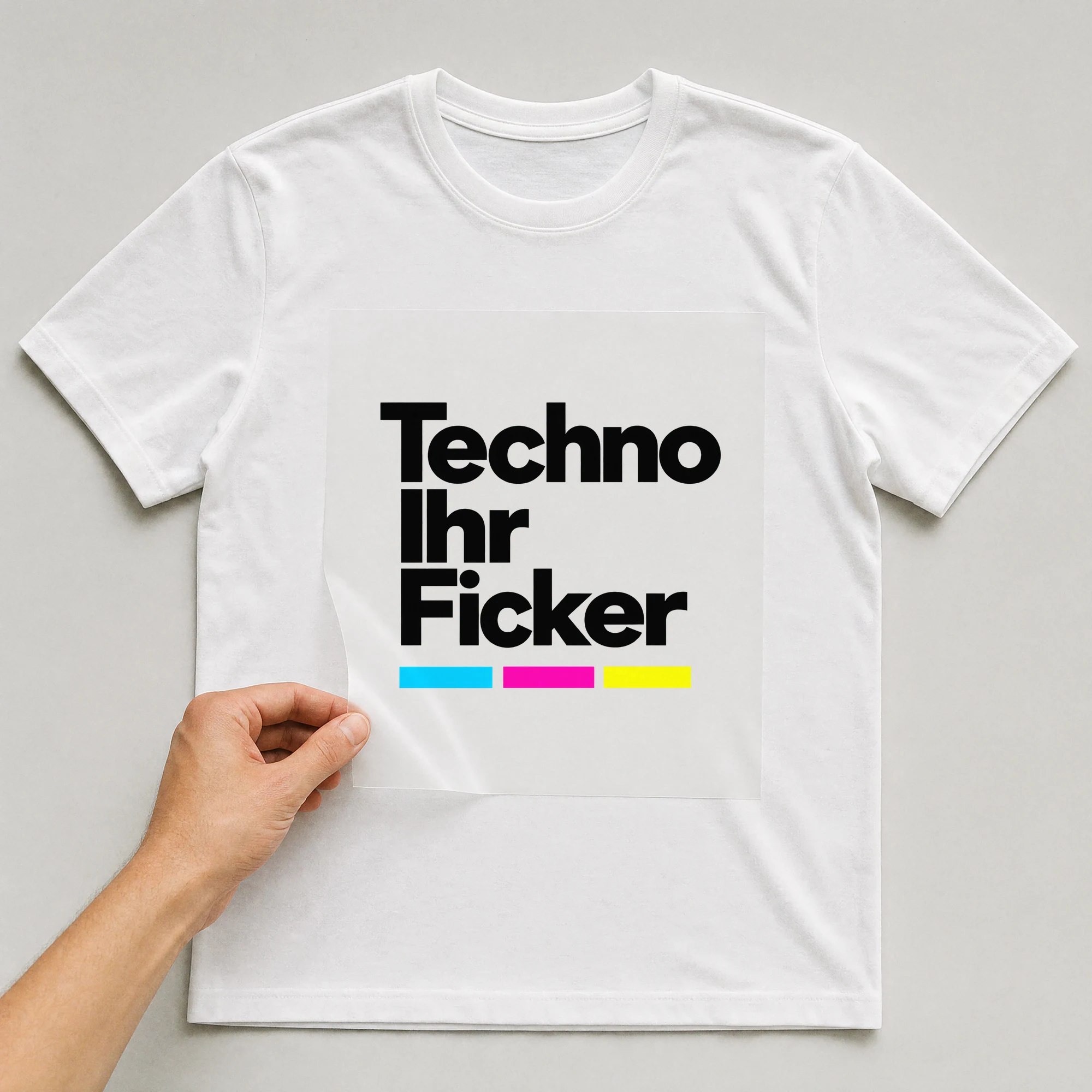 Bügelbild „Techno Ihr F**ker“ auf weißem T-Shirt, Folie wird aufgelegt