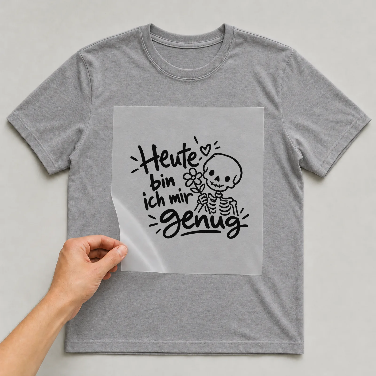Bügelbild „Heute bin ich mir genug“ auf grauem T-Shirt, Folie wird aufgelegt