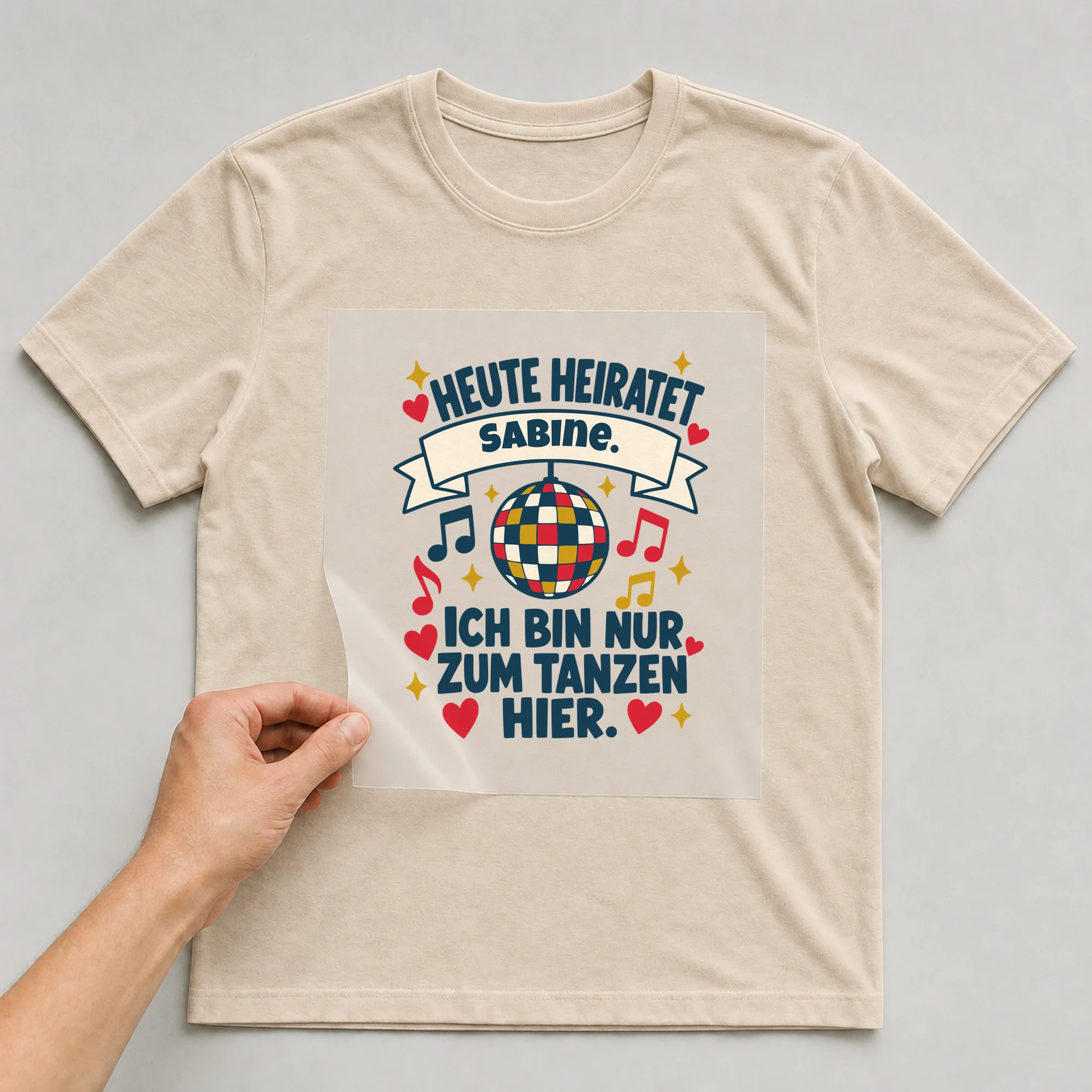 Bügelbild Heute heiratet. Ich bin nur zum Tanzen hier. mit Name auf beigem T-Shirt, Folie wird aufgelegt
