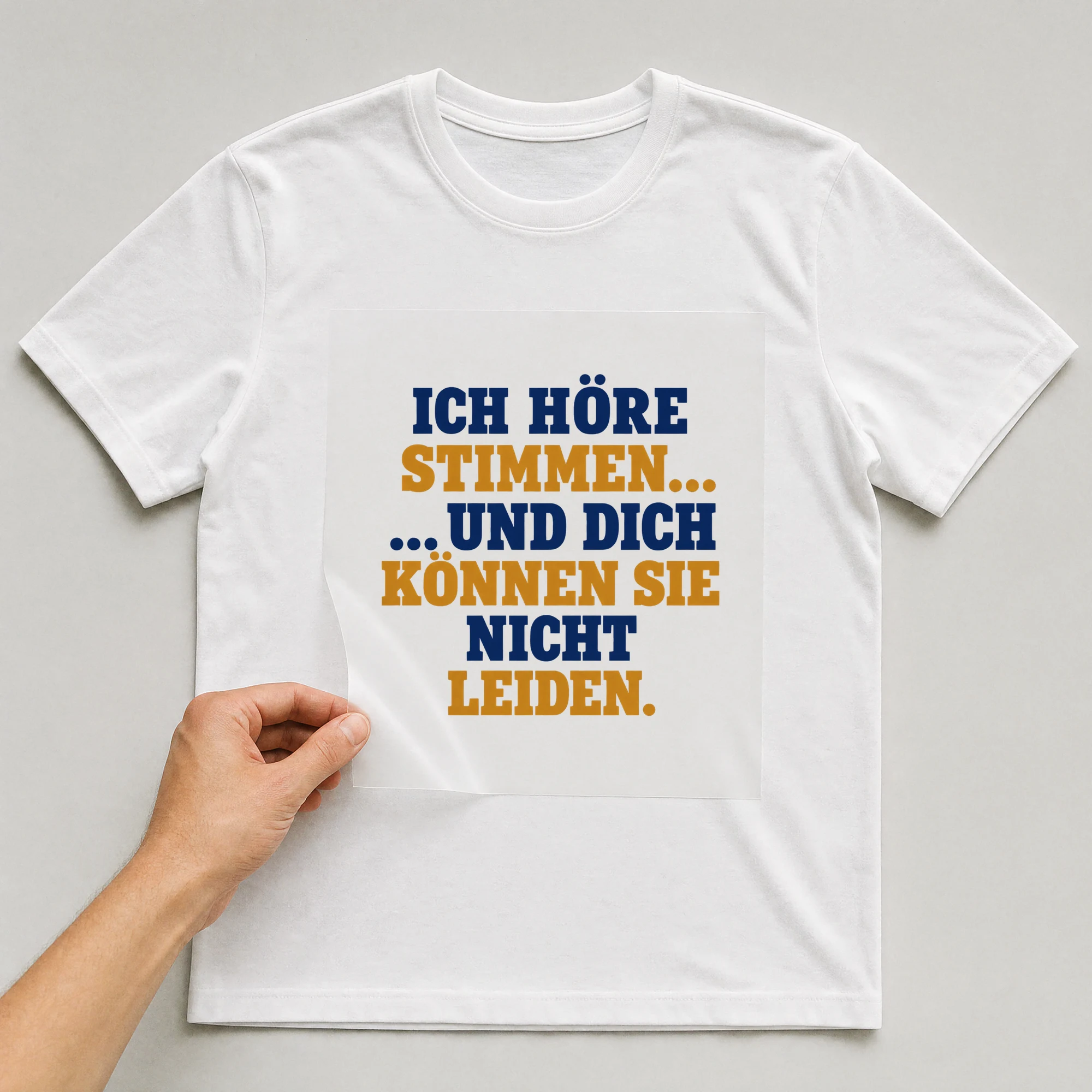 Bügelbild „Ich höre Stimmen... ... Und dich können sie nicht leiden.“ auf weißem T-Shirt, Folie wird aufgelegt