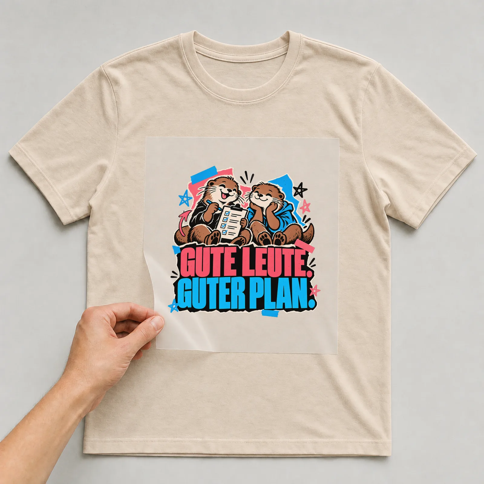 Bügelbild „Gute Leute. Guter Plan.“ auf beigem T-Shirt, Folie wird aufgelegt