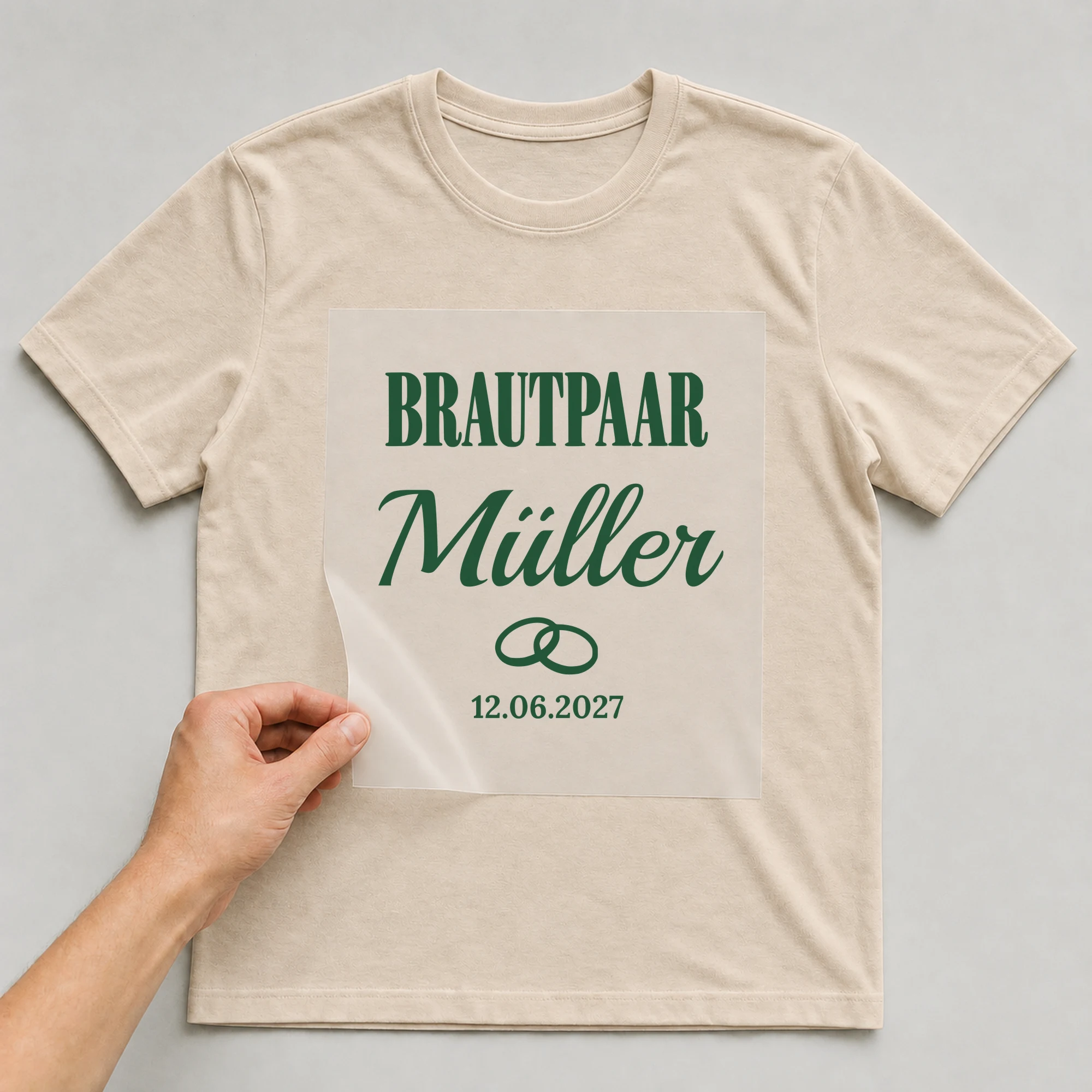 Bügelbild Brautpaar mit Nachname und Datum auf beigem T-Shirt, Folie wird aufgelegt
