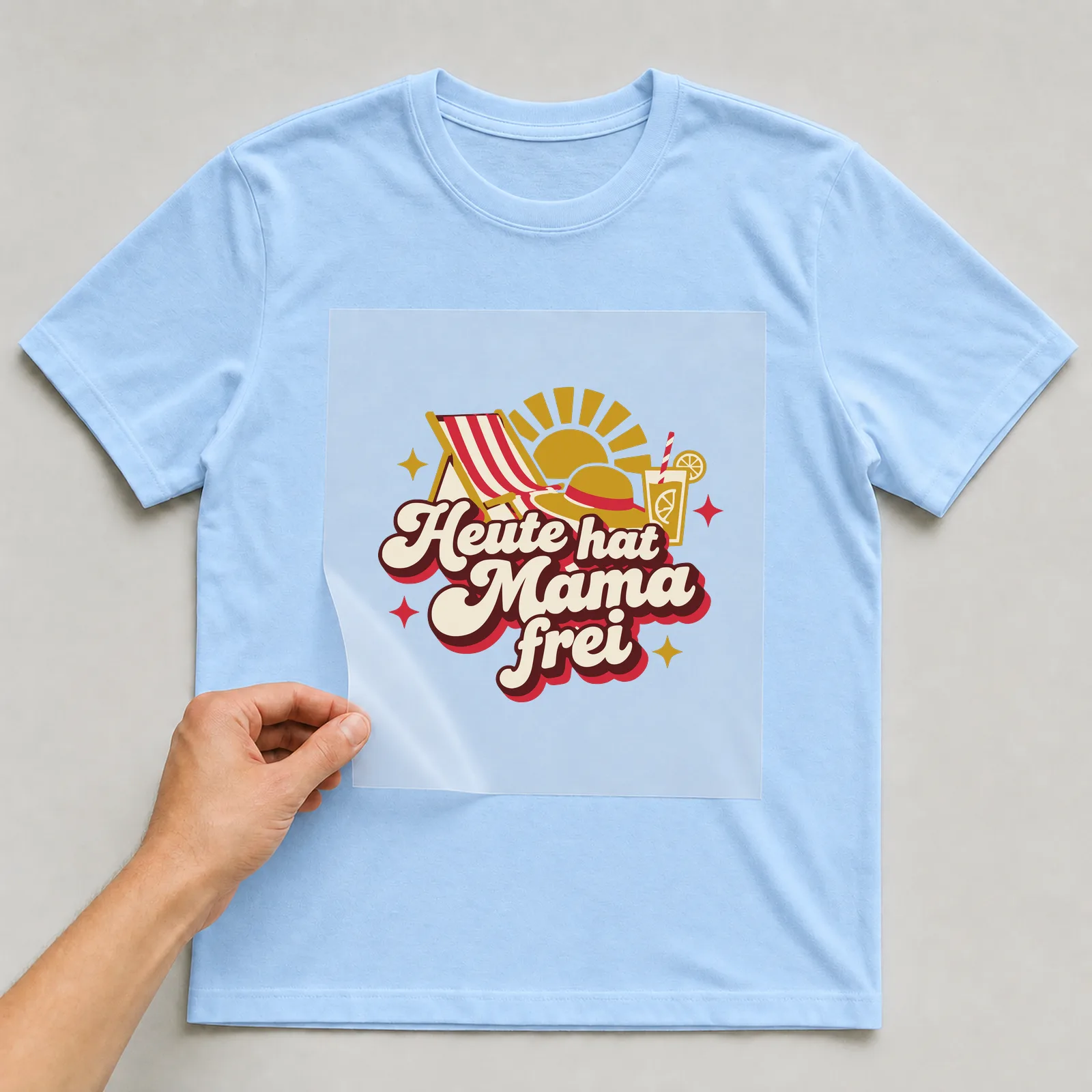 Bügelbild Heute hat Mama frei auf hellblauem T-Shirt, Folie wird aufgelegt