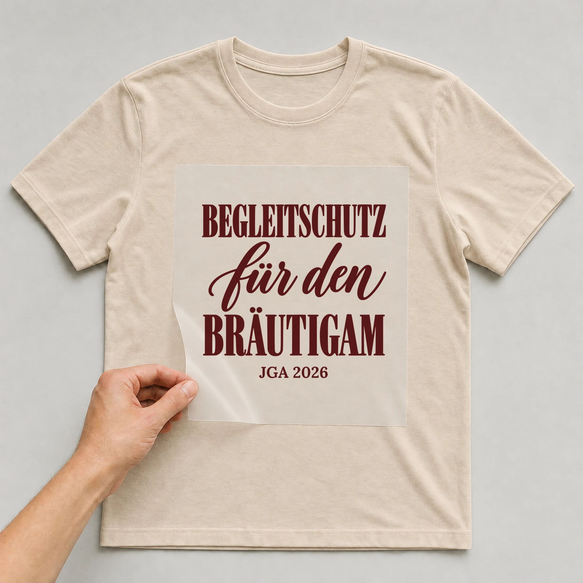 Bügelbild Begleitschutz für den Bräutigam mit Jahr auf beigem T-Shirt, Folie wird aufgelegt