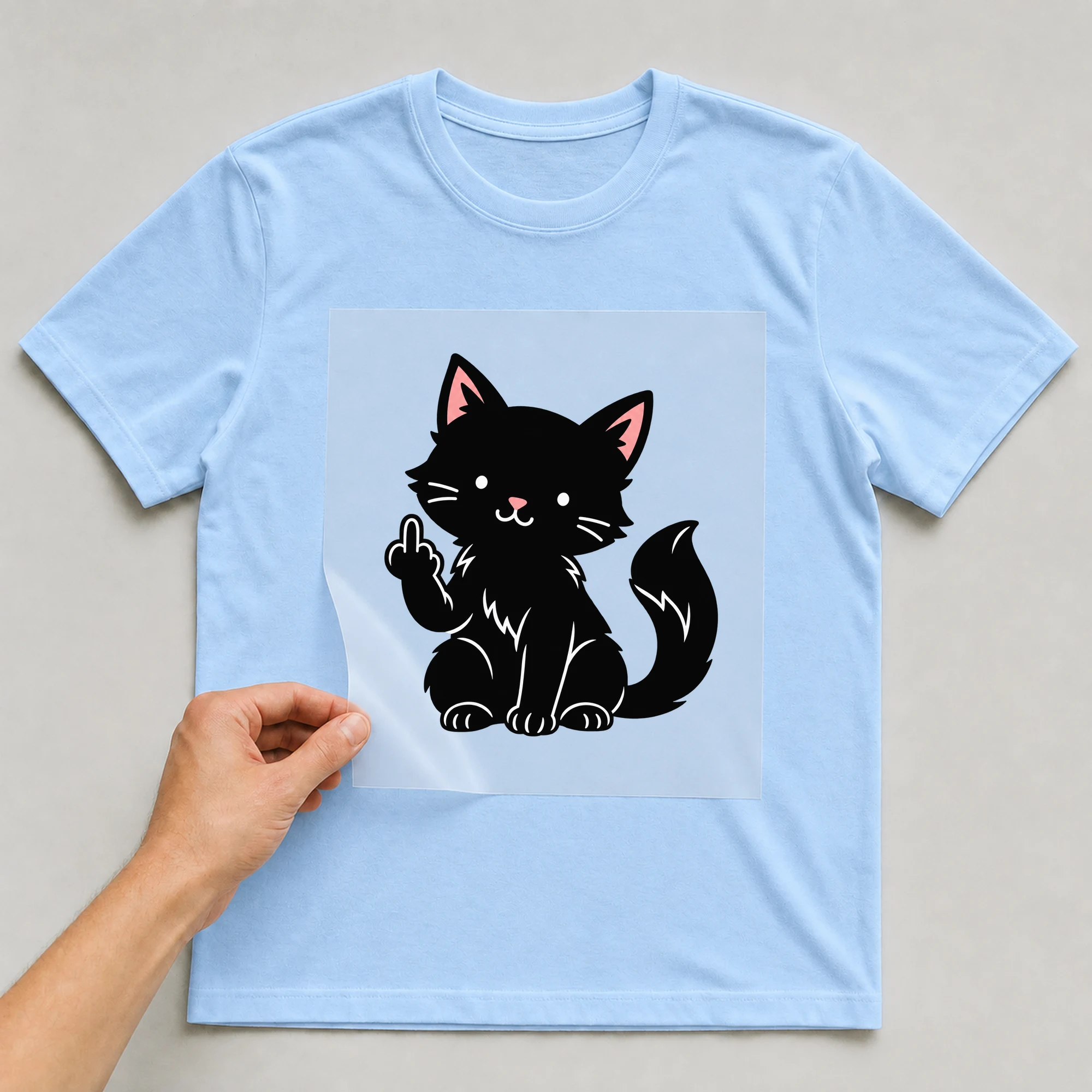 Bügelbild „Katzen Schatten Stinkefinger“ auf babyblauem T-Shirt, Folie wird aufgelegt