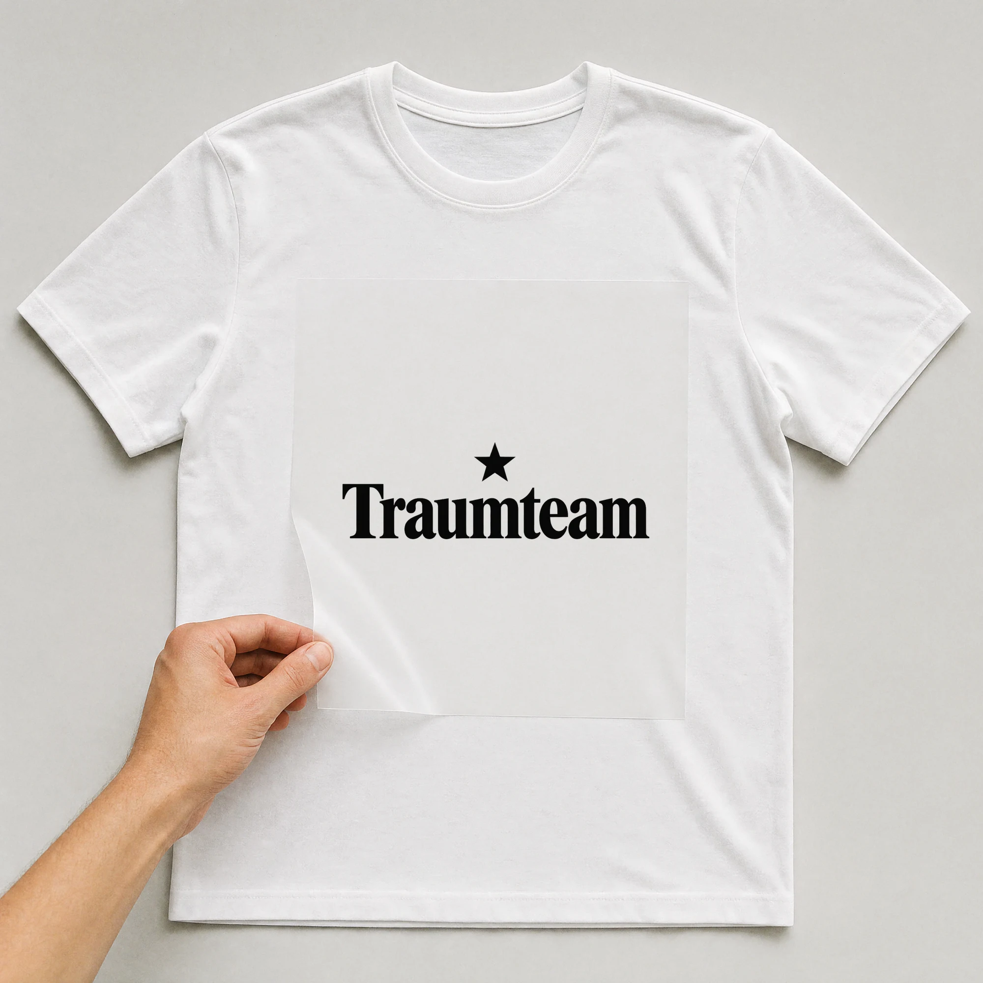 Bügelbild „Traumteam“ auf weißem T-Shirt, Folie wird aufgelegt