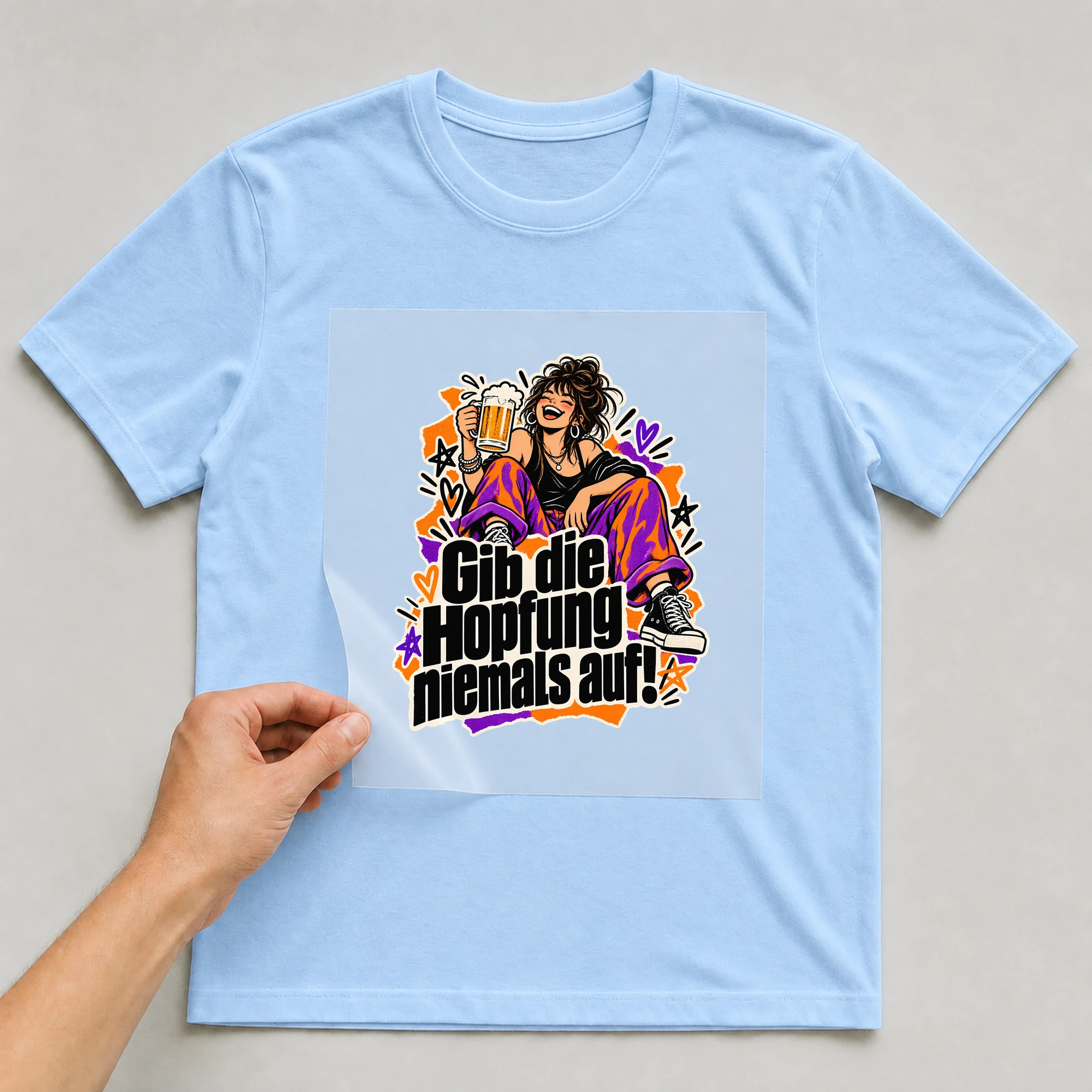 Bügelbild „Gib die Hopfung niemals auf!“ auf babyblauem T-Shirt, Folie wird aufgelegt