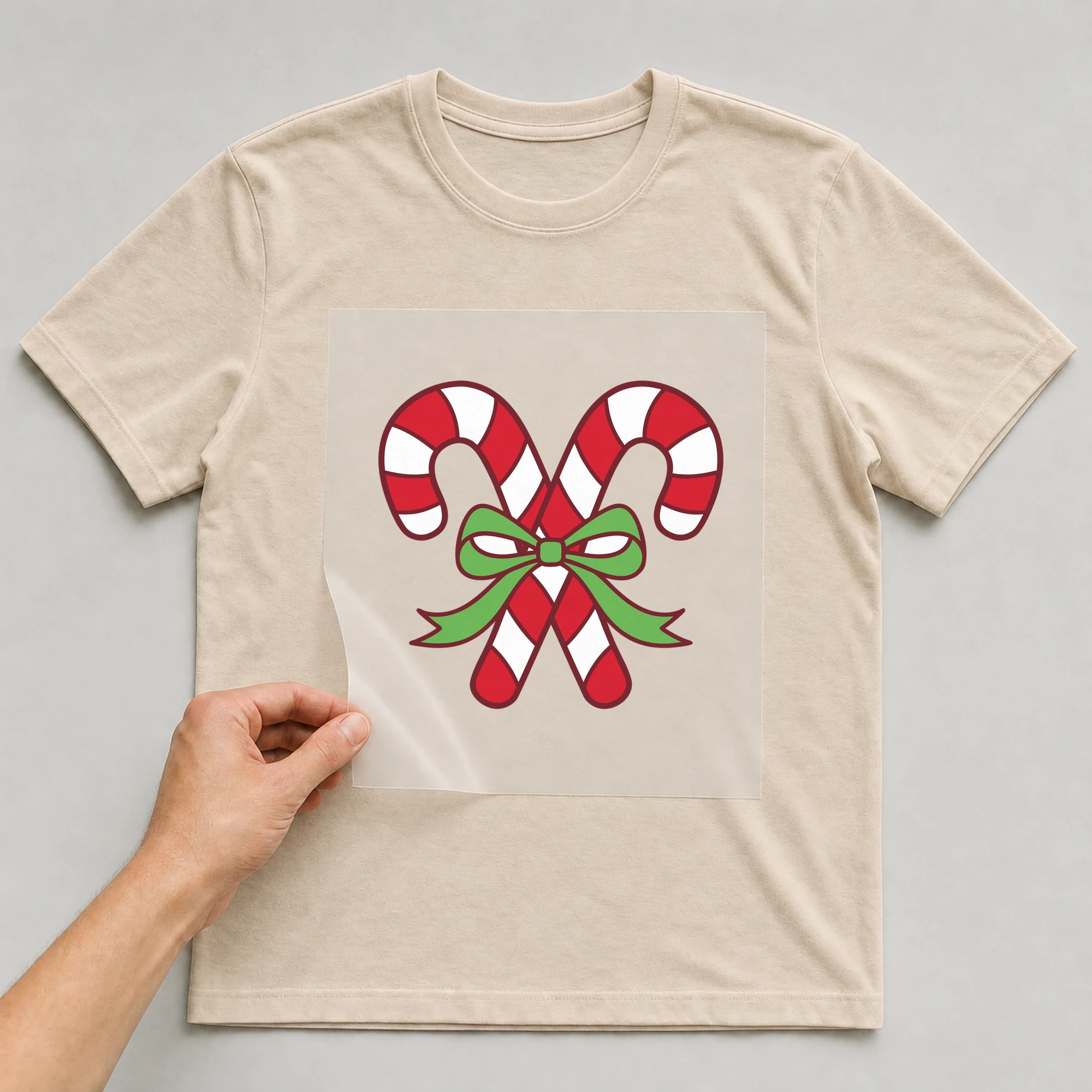 Bügelbild „Zuckerstangen“ auf beigem T-Shirt, Folie wird aufgelegt