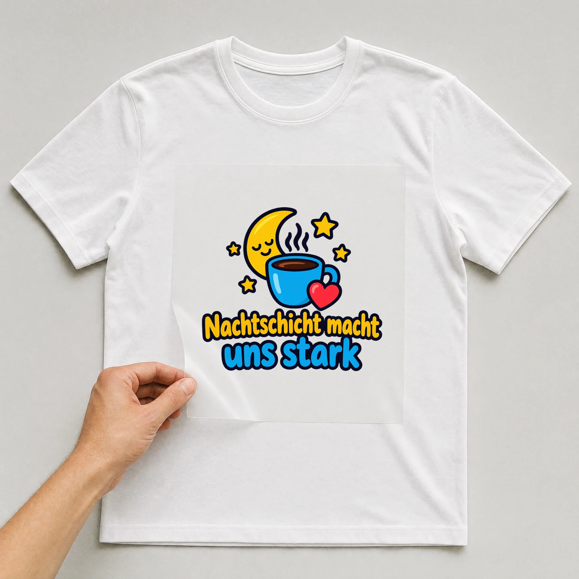Bügelbild „Nachtschicht macht uns stark“ auf weißem T-Shirt, Folie wird aufgelegt