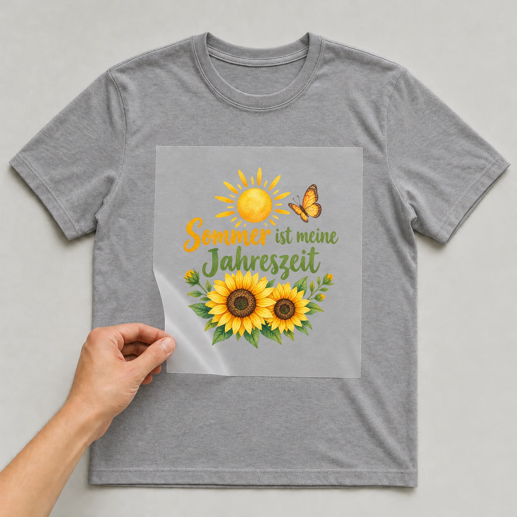Bügelbild „Sommer ist meine Jahreszeit“ auf grauem T-Shirt, Folie wird aufgelegt