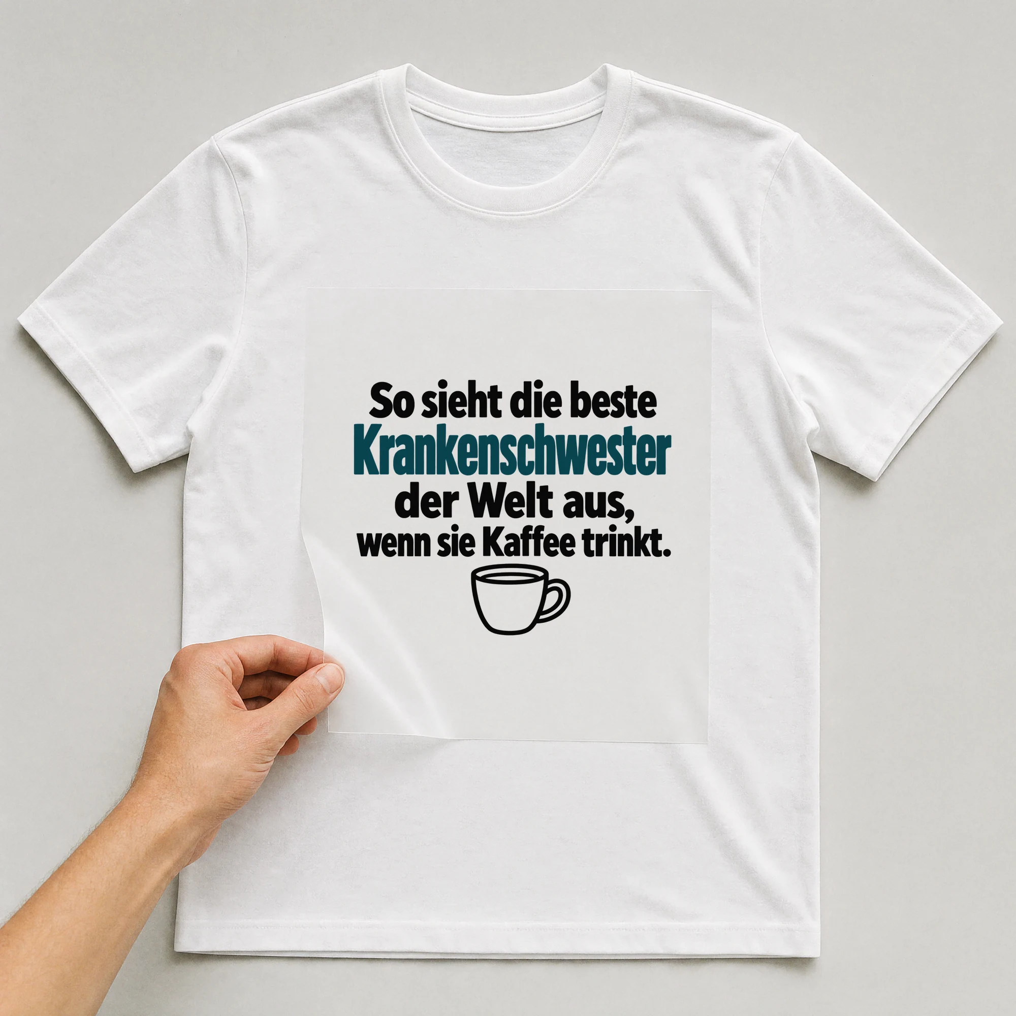 Bügelbild „So sieht die beste Krankenschwester der Welt aus, wenn sie Kaffee trinkt.“ auf weißem T-Shirt, Folie wird aufgelegt