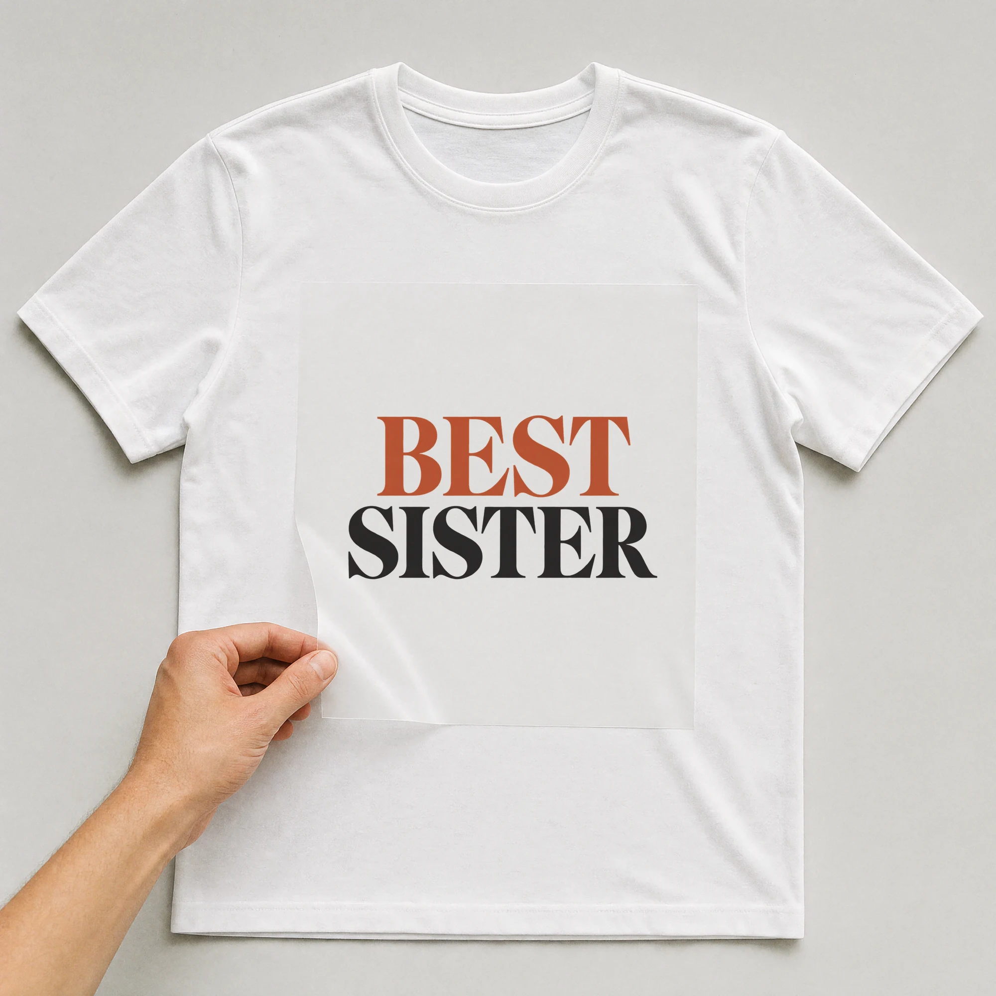 Bügelbild „Best Sister“ auf weißem T-Shirt, Folie wird aufgelegt