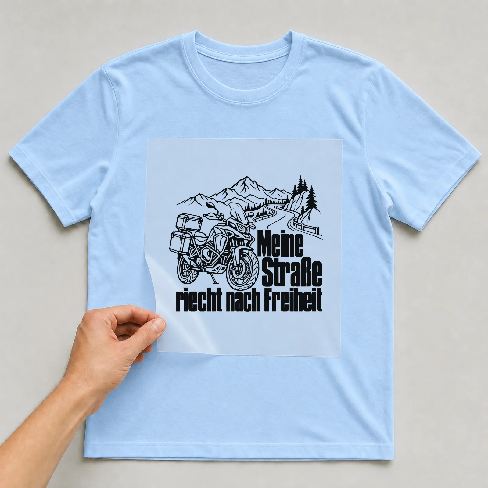 Bügelbild „Meine Straße riecht nach Freiheit“ auf hellblauem T-Shirt, Folie wird aufgelegt