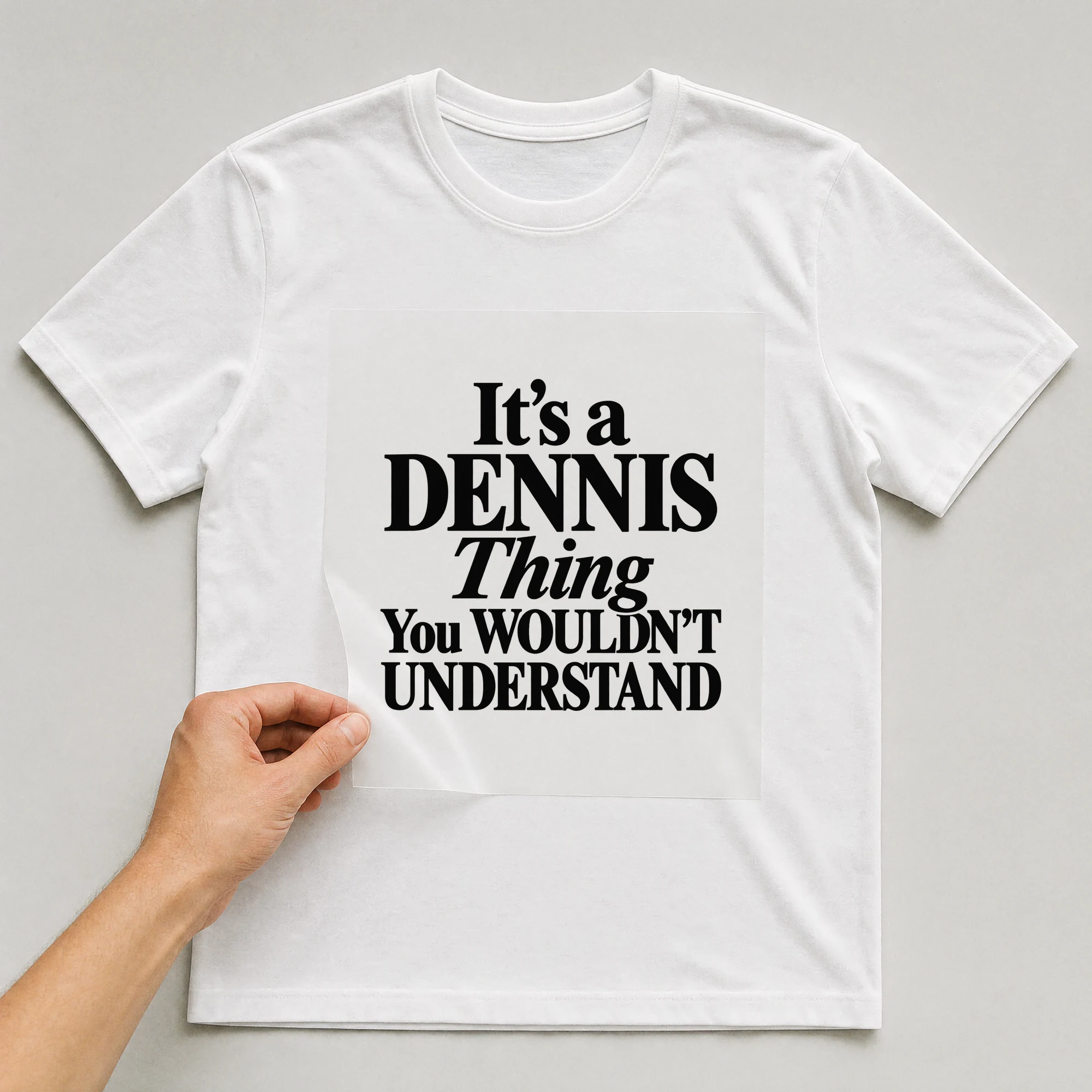 Bügelbild „It's a DENNIS Thing You WOULDN'T UNDERSTAND“ auf weißem T-Shirt, Folie wird aufgelegt