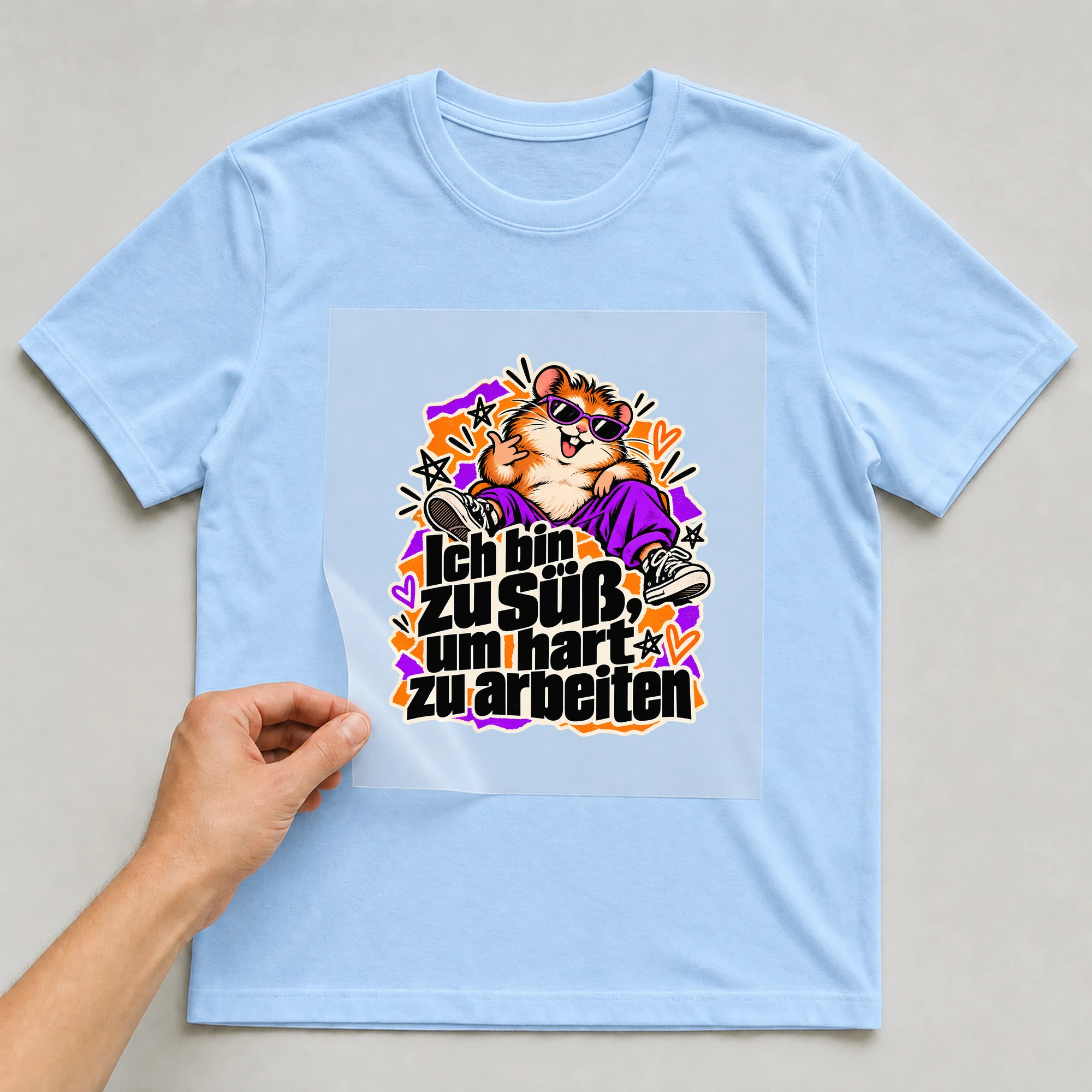 Bügelbild „Ich bin zu süß, um hart zu arbeiten“ auf babyblauem T-Shirt, Folie wird aufgelegt
