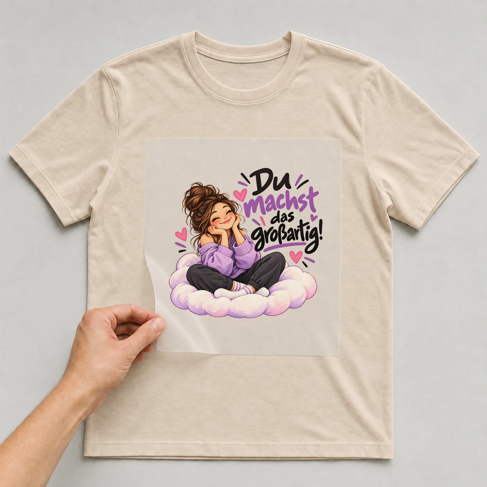 Bügelbild „Du machst das großartig!“ auf beigem T-Shirt, Folie wird aufgelegt