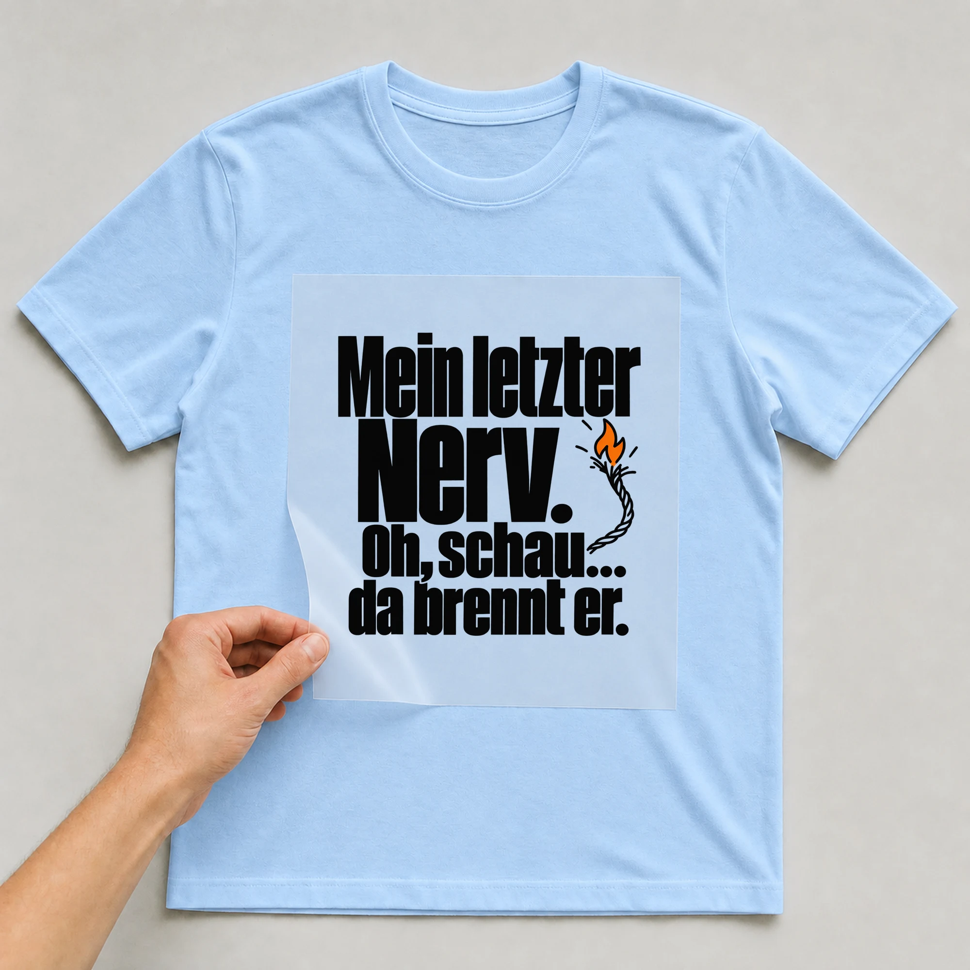 Bügelbild „Mein letzter Nerv. Oh, schau. da brennt er.“ auf babyblauem T-Shirt, Folie wird aufgelegt