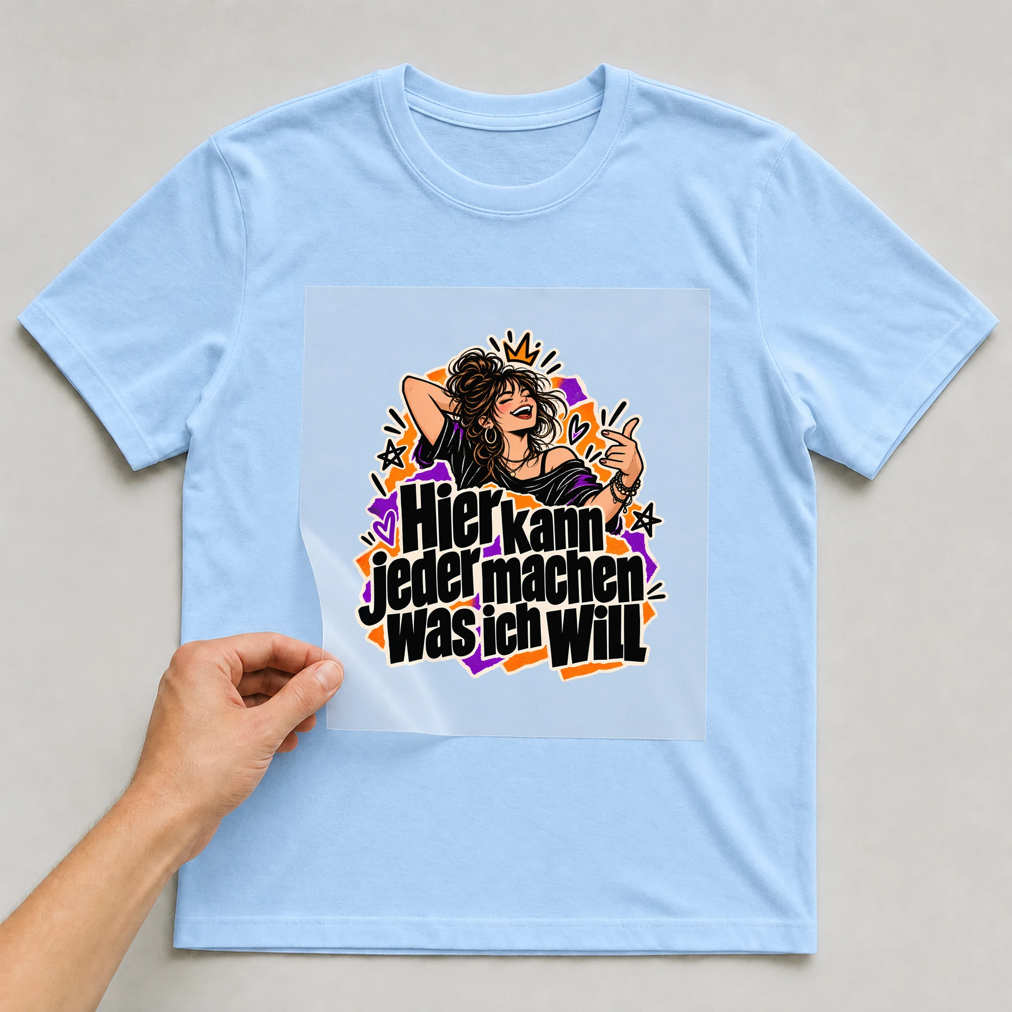 Bügelbild „Hier kann jeder machen was ich will“ auf babyblauem T-Shirt, Folie wird aufgelegt