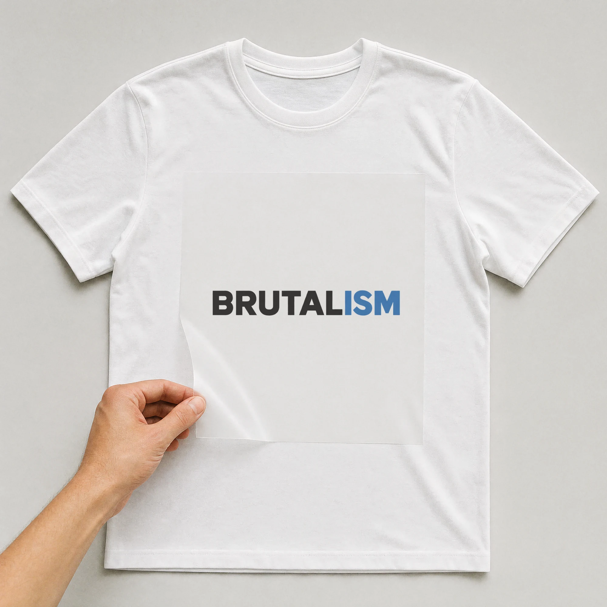 Bügelbild „BRUTALISM“ auf weißem T-Shirt, Folie wird aufgelegt