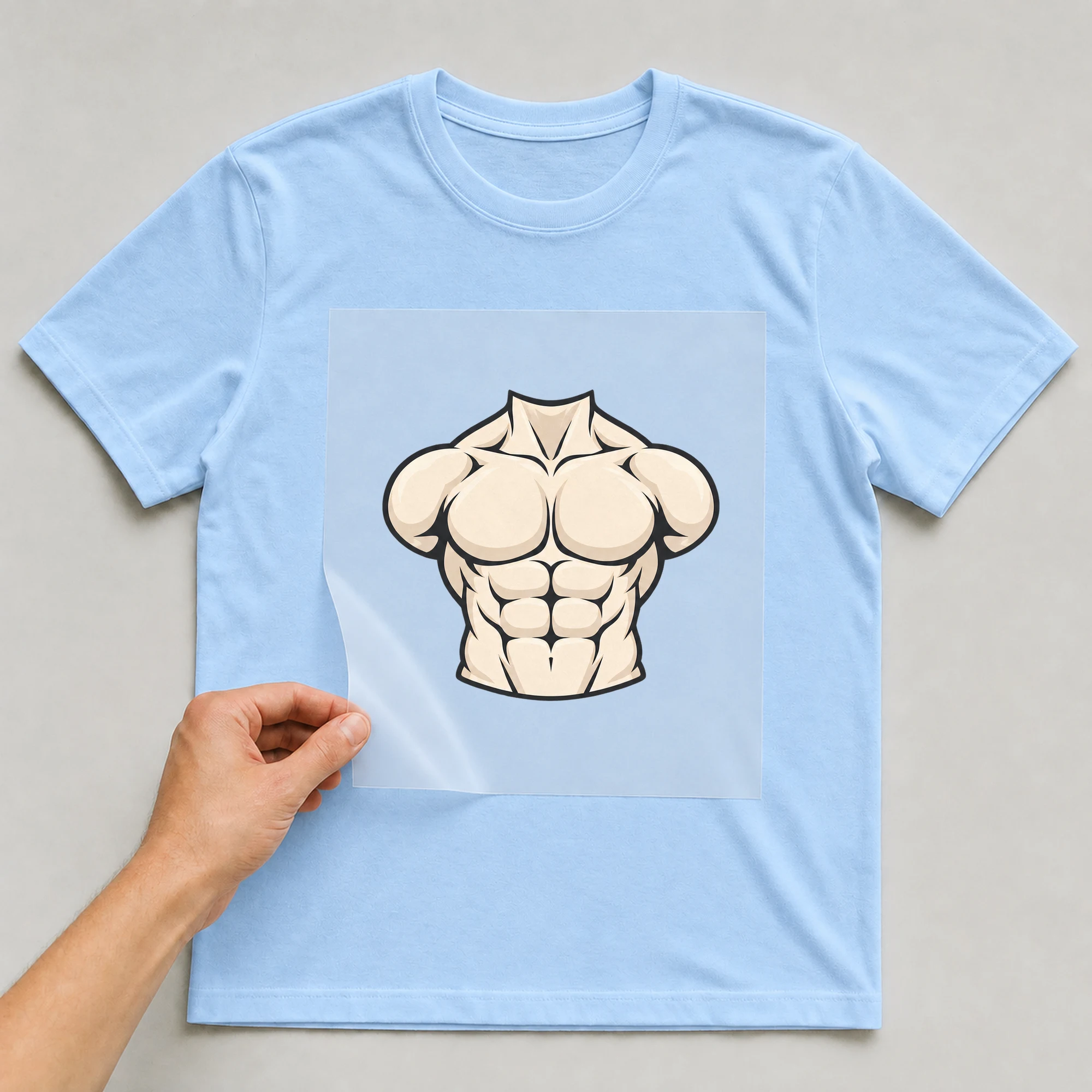 Bügelbild „Muskulöser Oberkörper Mann“ auf babyblauem T-Shirt, Folie wird aufgelegt