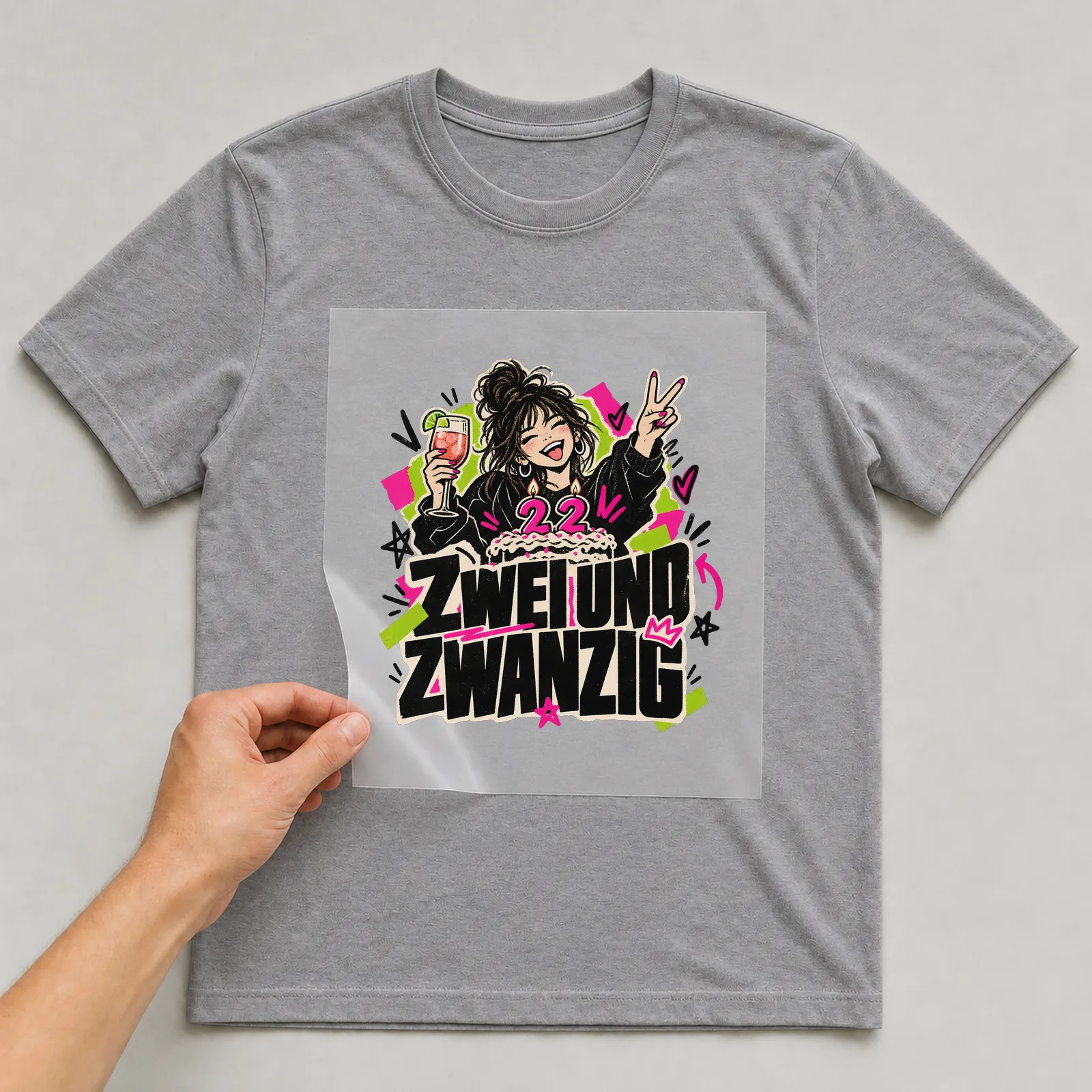 Bügelbild „Zweiundzwanzig“ auf grauem T-Shirt, Folie wird aufgelegt