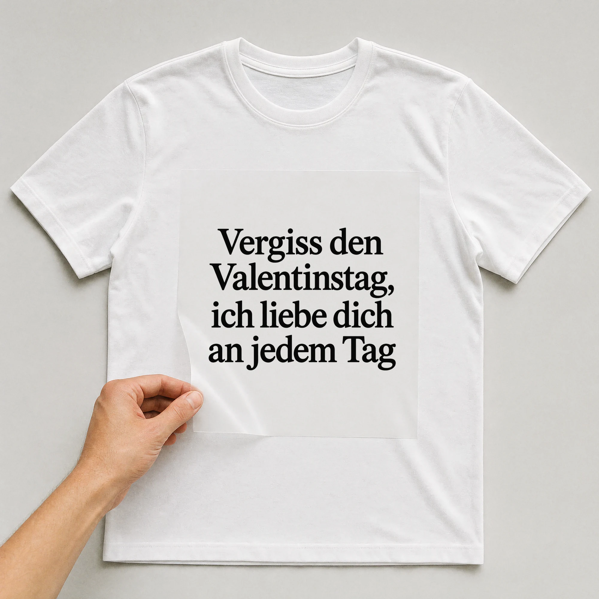 Bügelbild „Vergiss den Valentinstag, ich liebe dich an jedem Tag“ auf weißem T-Shirt, Folie wird aufgelegt