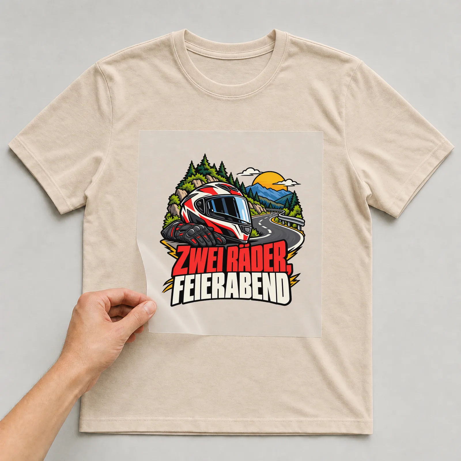 Bügelbild „Zwei Räder, Feierabend“ auf beigem T-Shirt, Folie wird aufgelegt