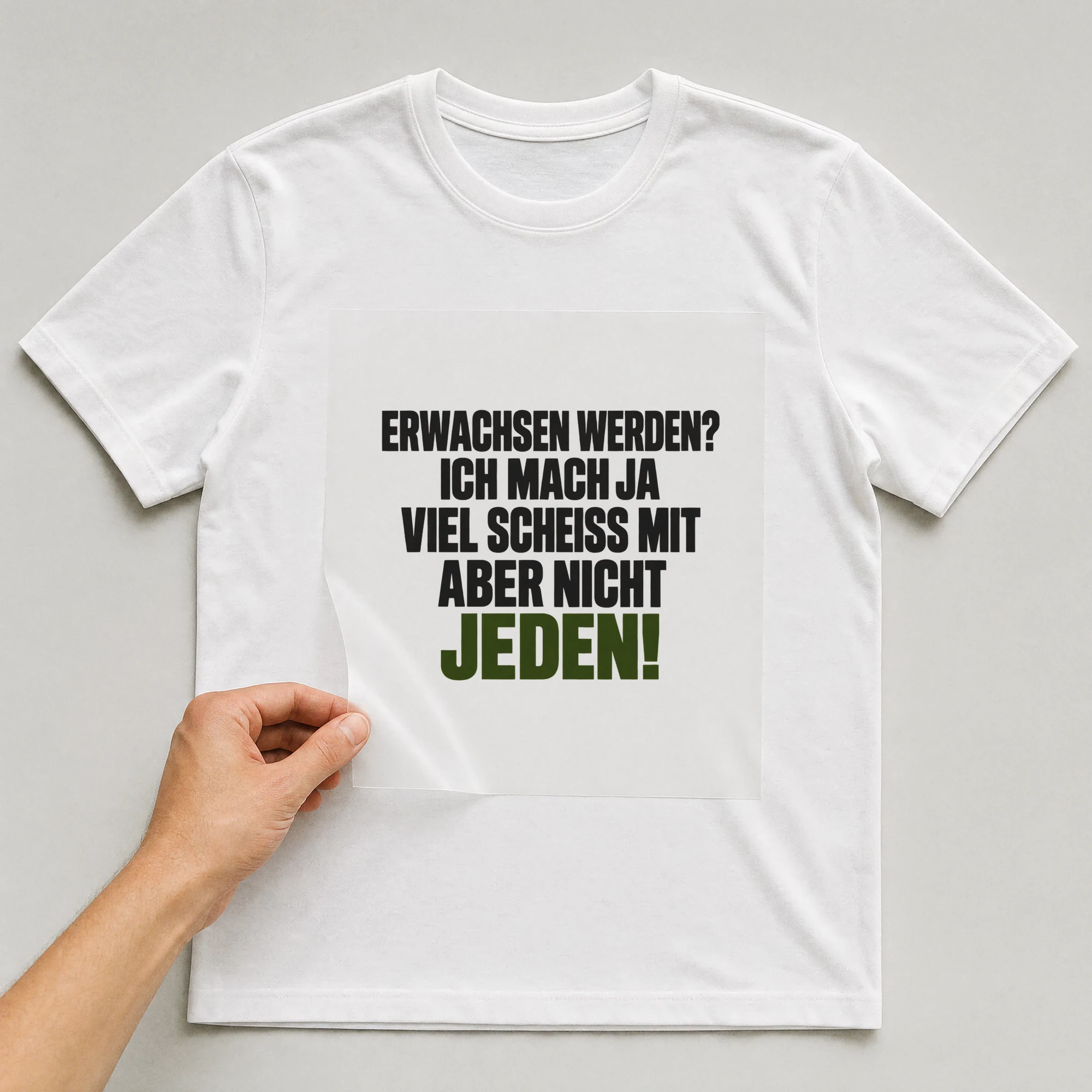 Bügelbild „Erwachsen werden? Ich mach ja viel Sch*iss mit aber nicht jeden!“ auf weißem T-Shirt, Folie wird aufgelegt