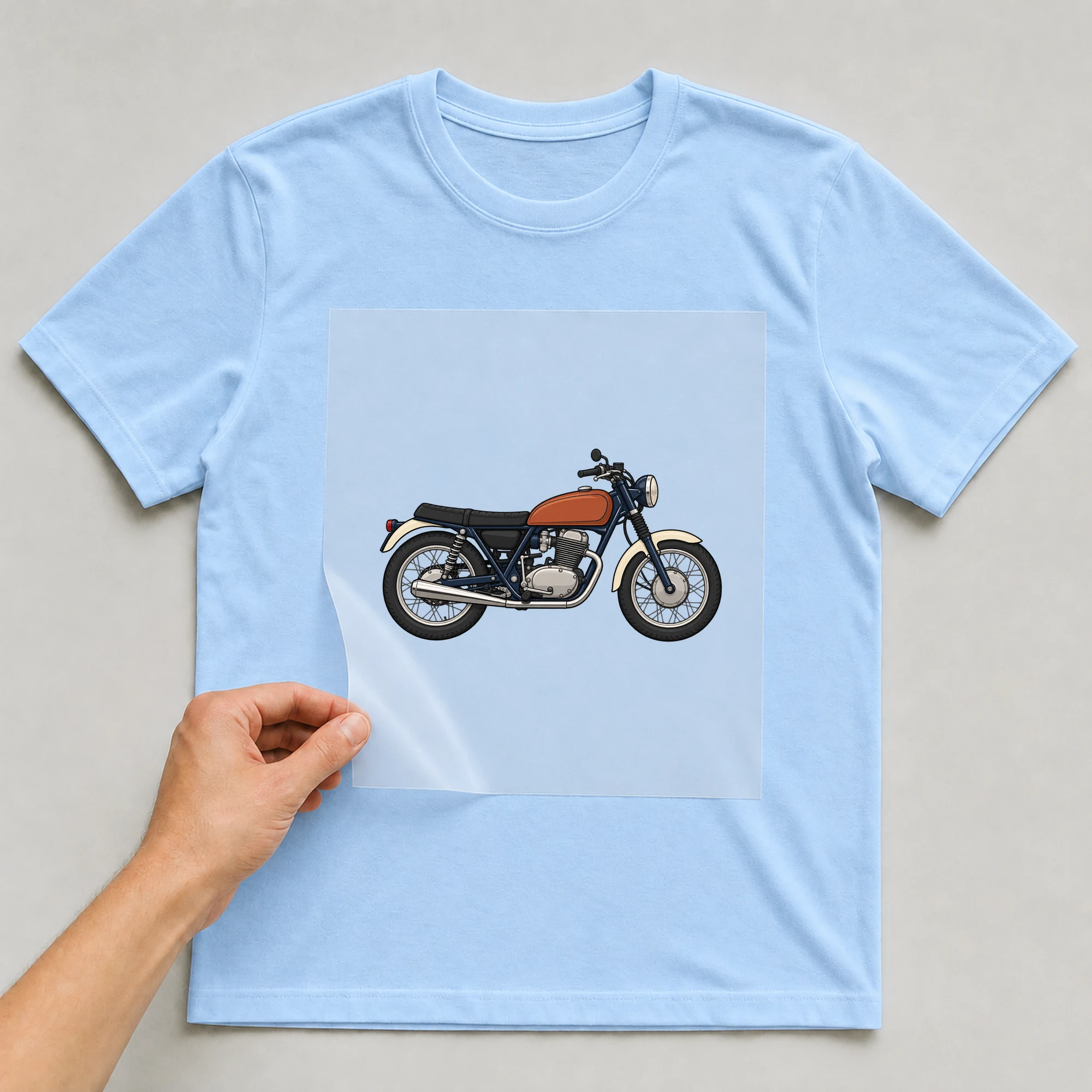 Bügelbild „Vintage Iron“ auf babyblauem T-Shirt, Folie wird aufgelegt